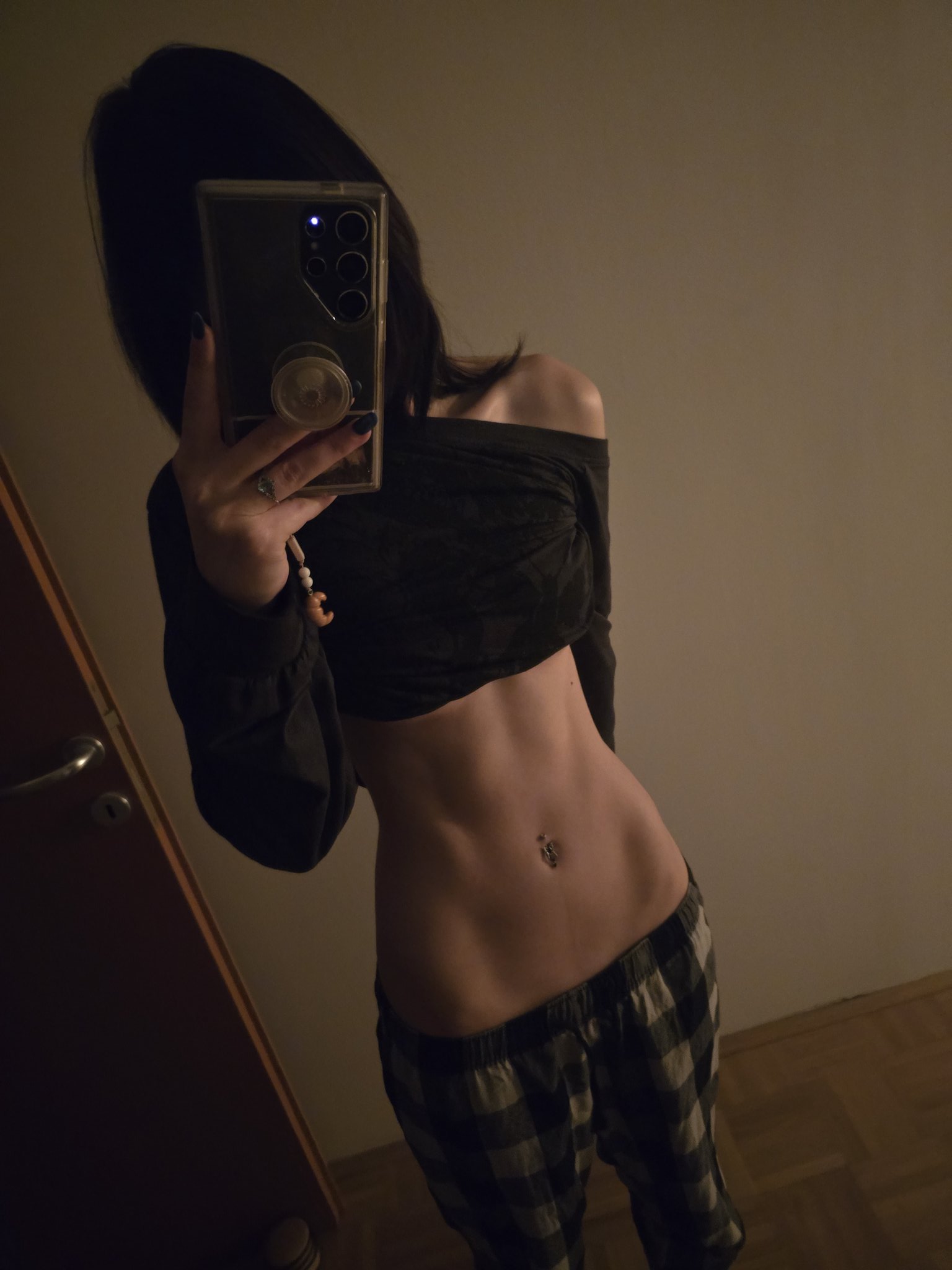 Hoe with a curvy body