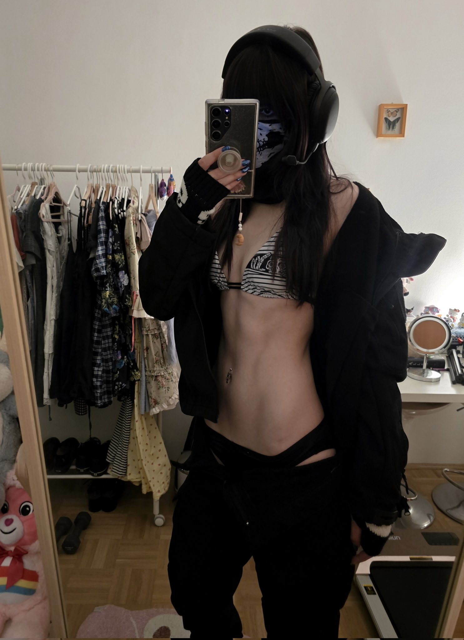 Hoe with a curvy body