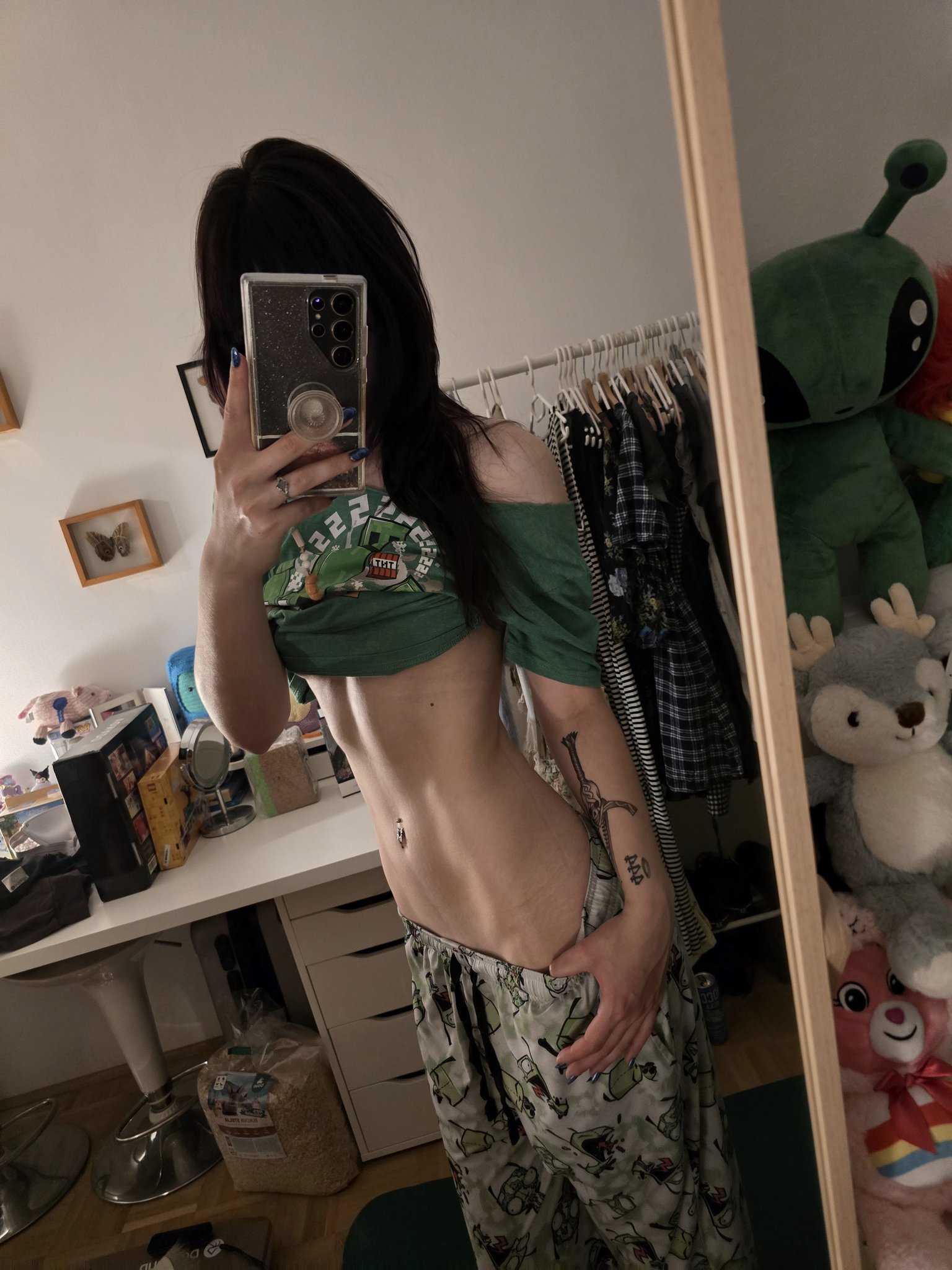 Hoe with a curvy body