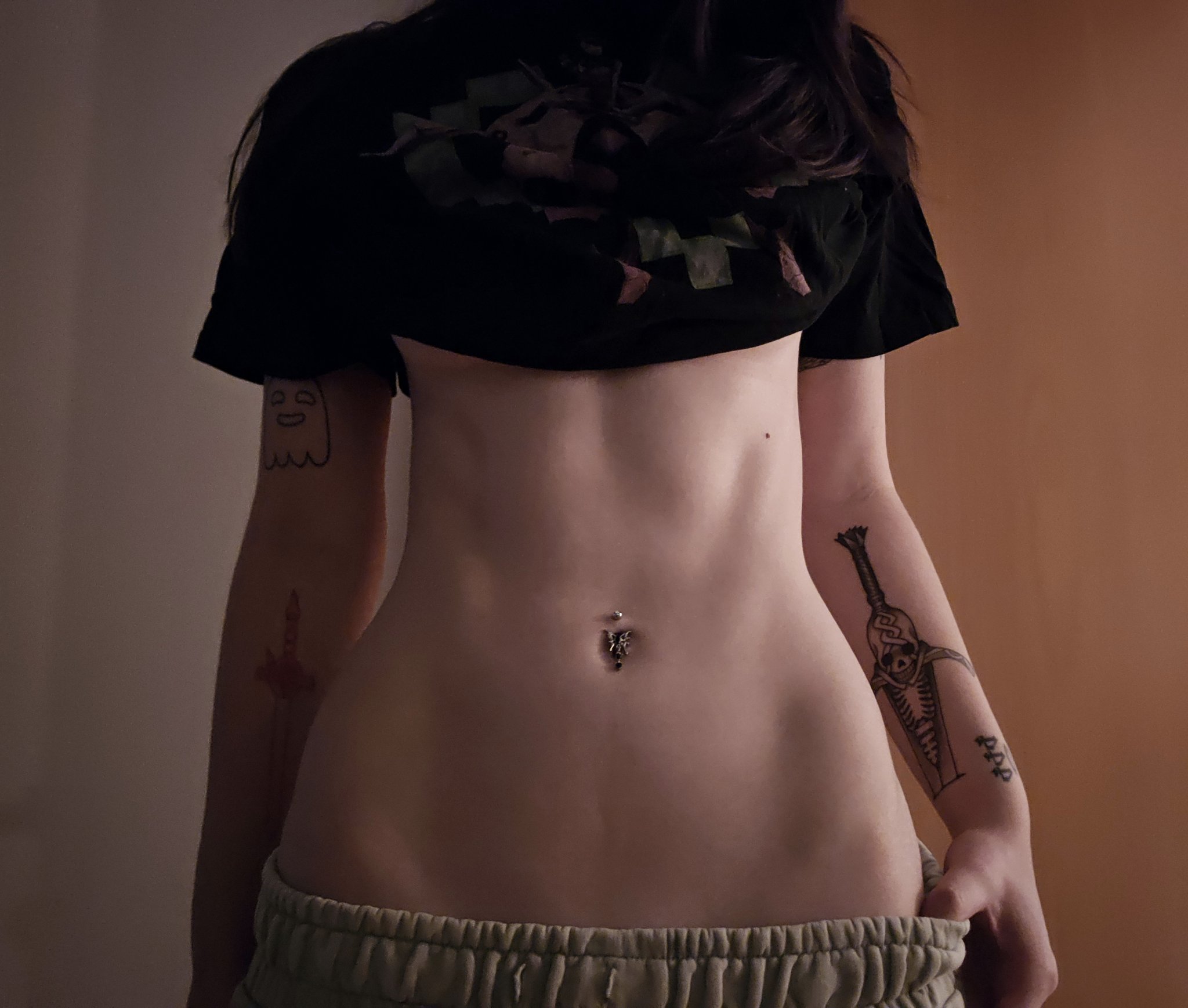 Hoe with a curvy body