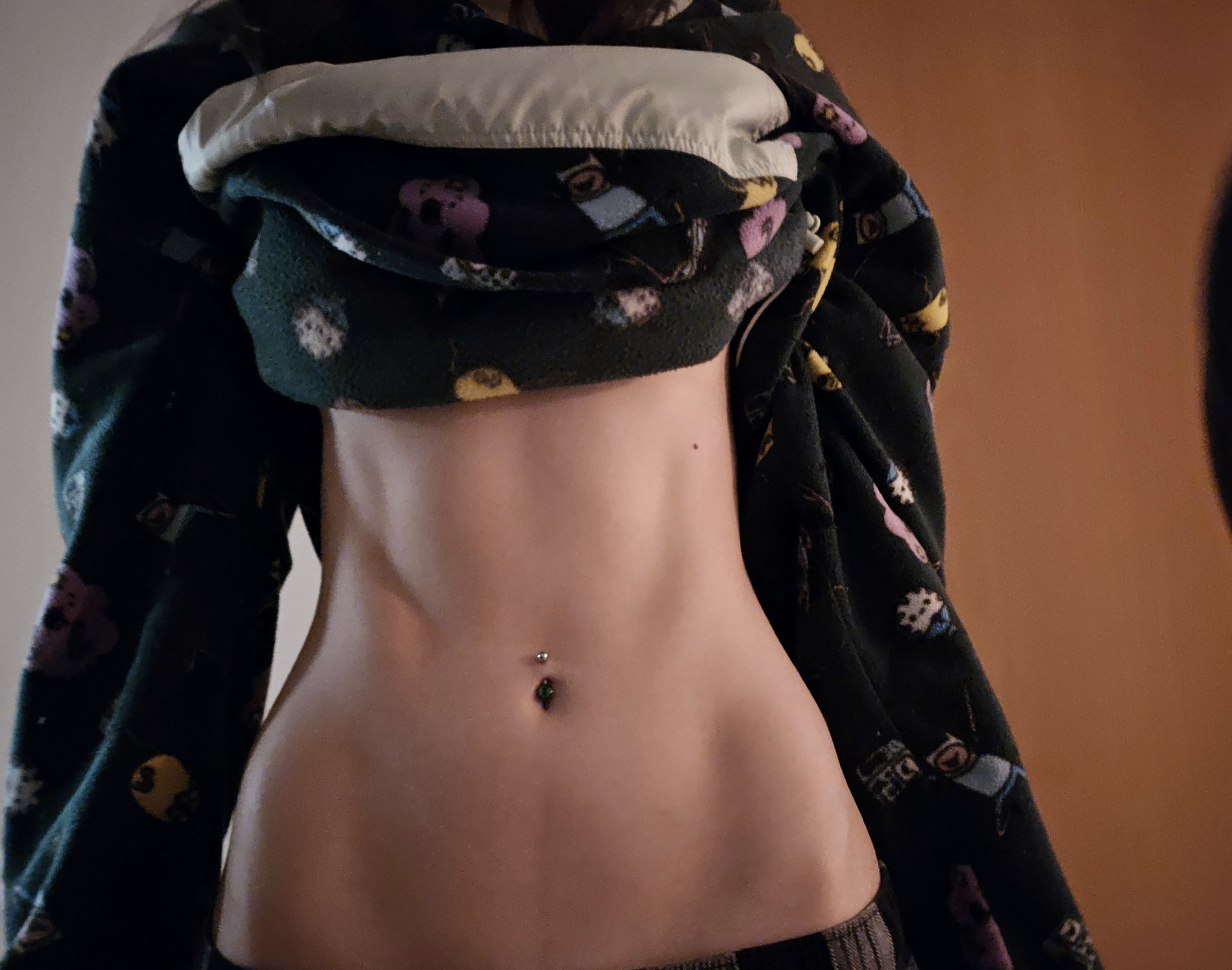 Hoe with a curvy body