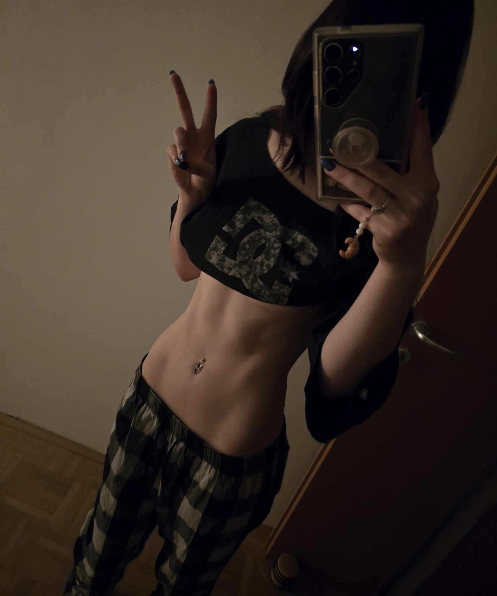 Hoe with a curvy body