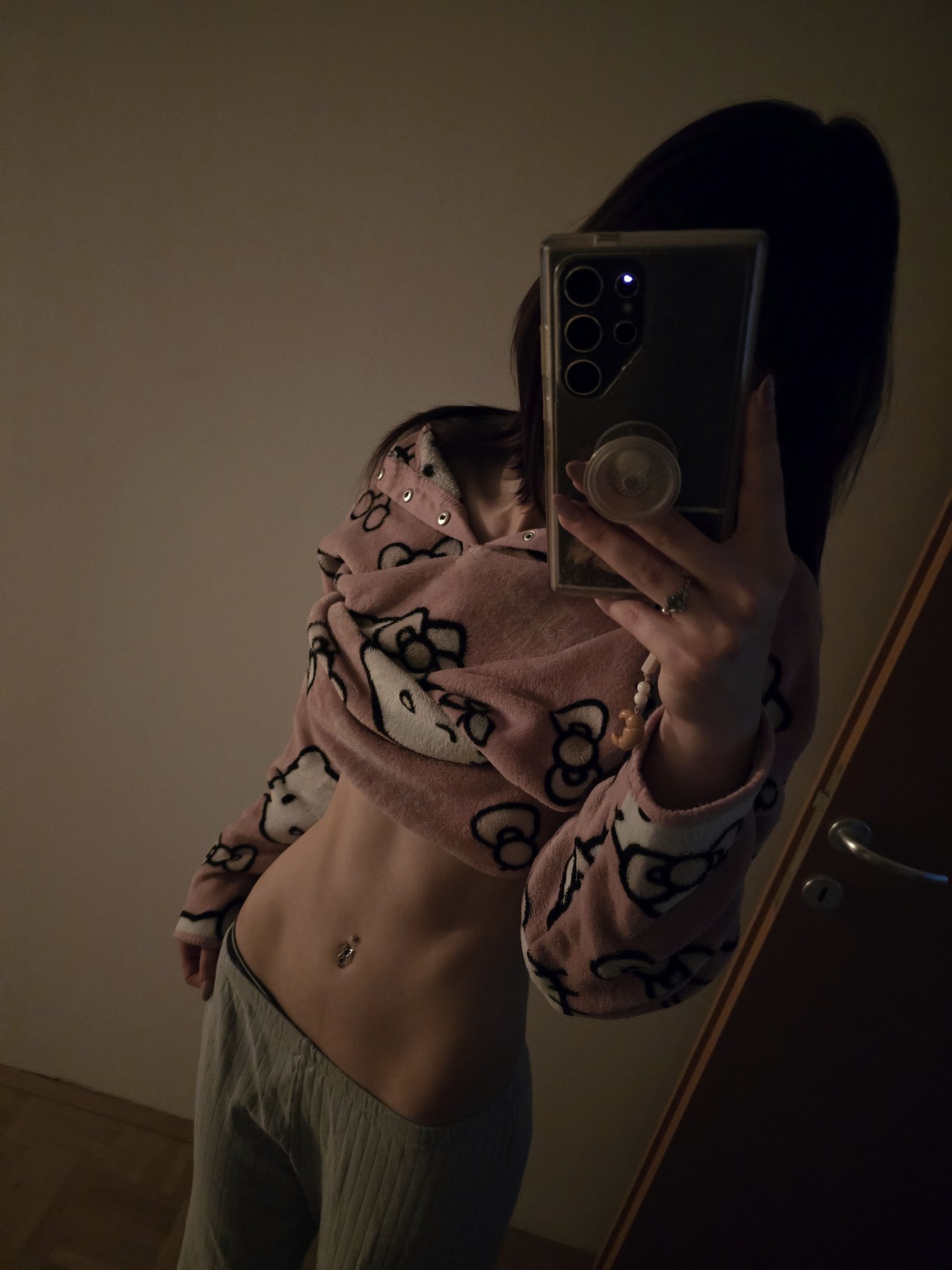 Hoe with a curvy body