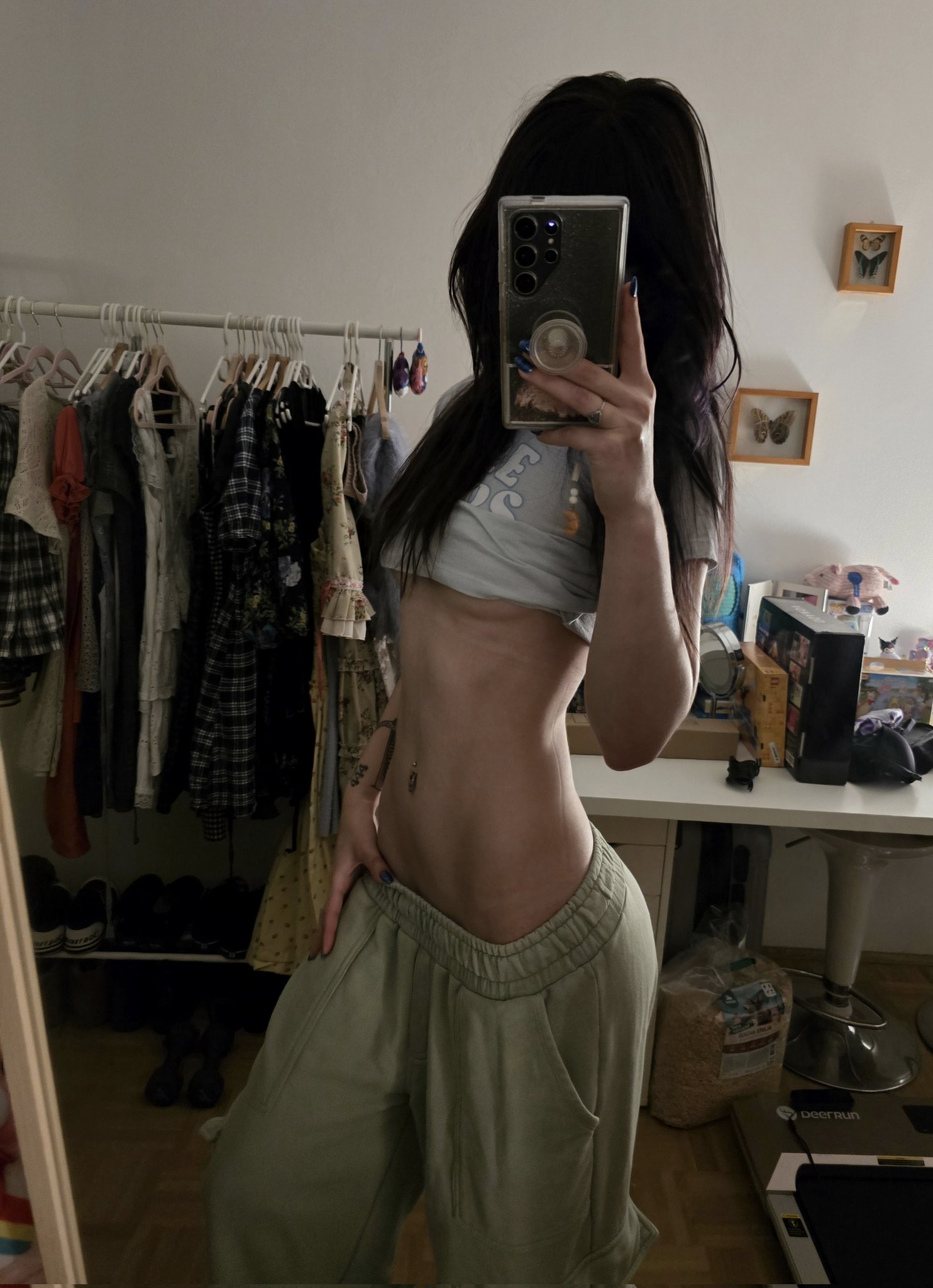 Hoe with a curvy body