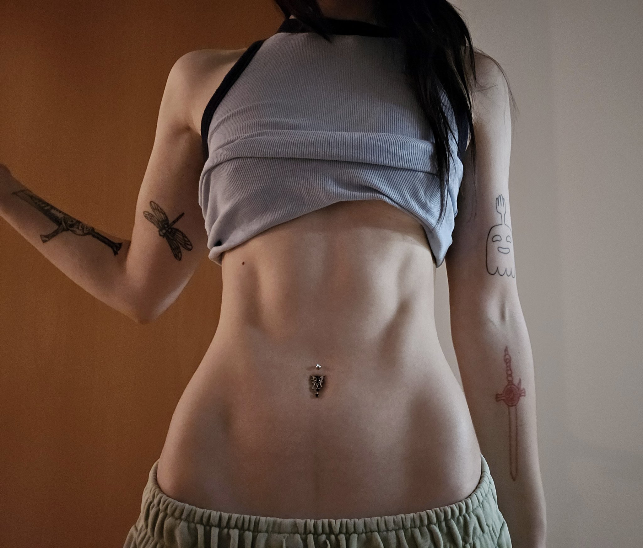 Hoe with a curvy body