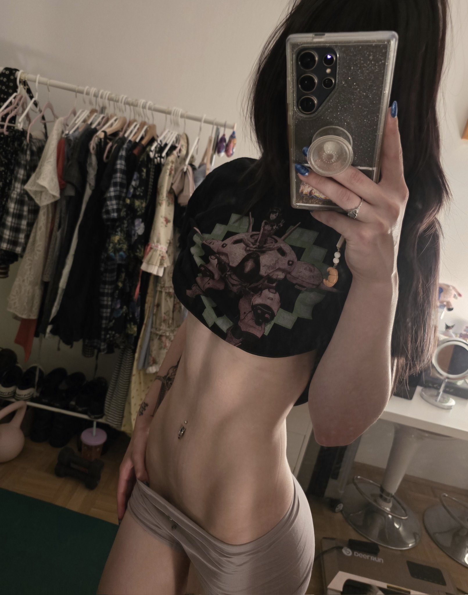 Hoe with a curvy body