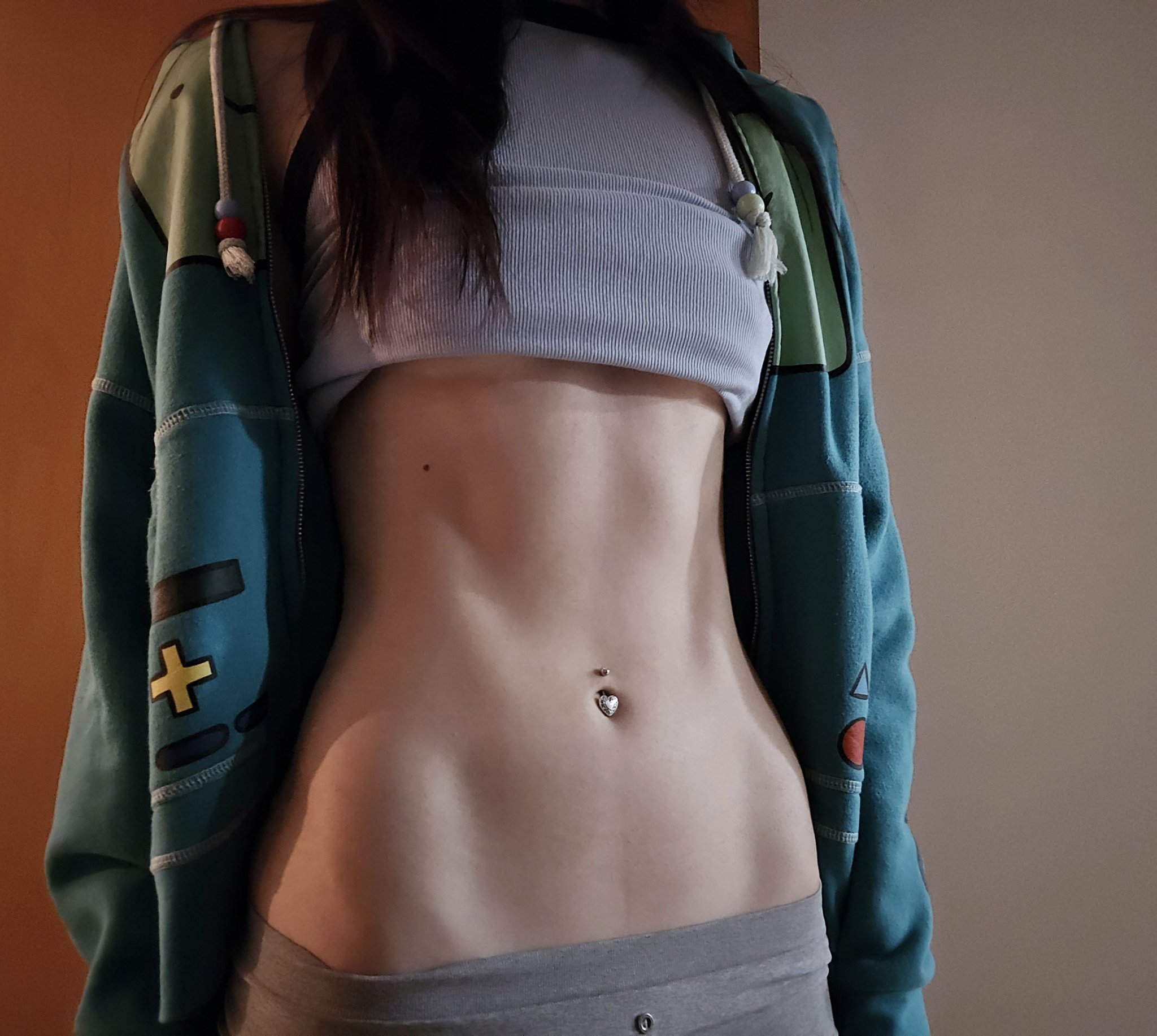 Hoe with a curvy body