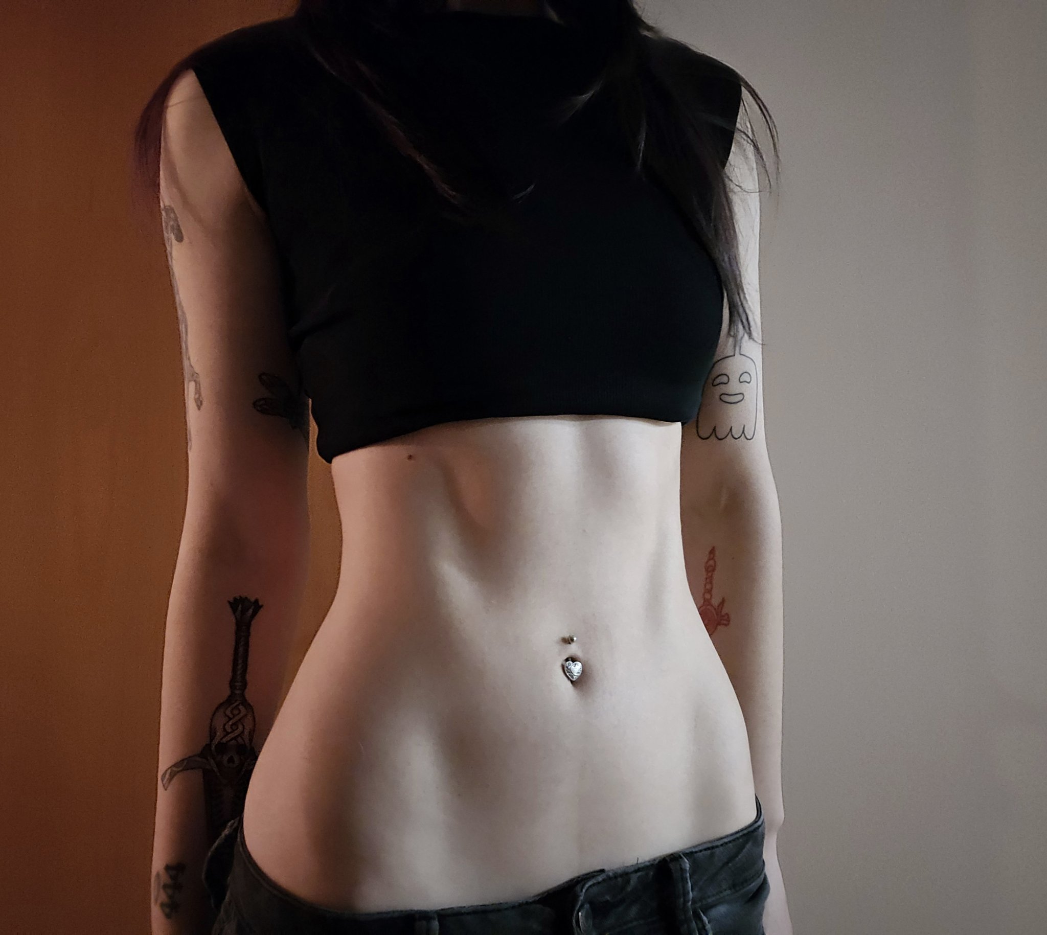 Hoe with a curvy body