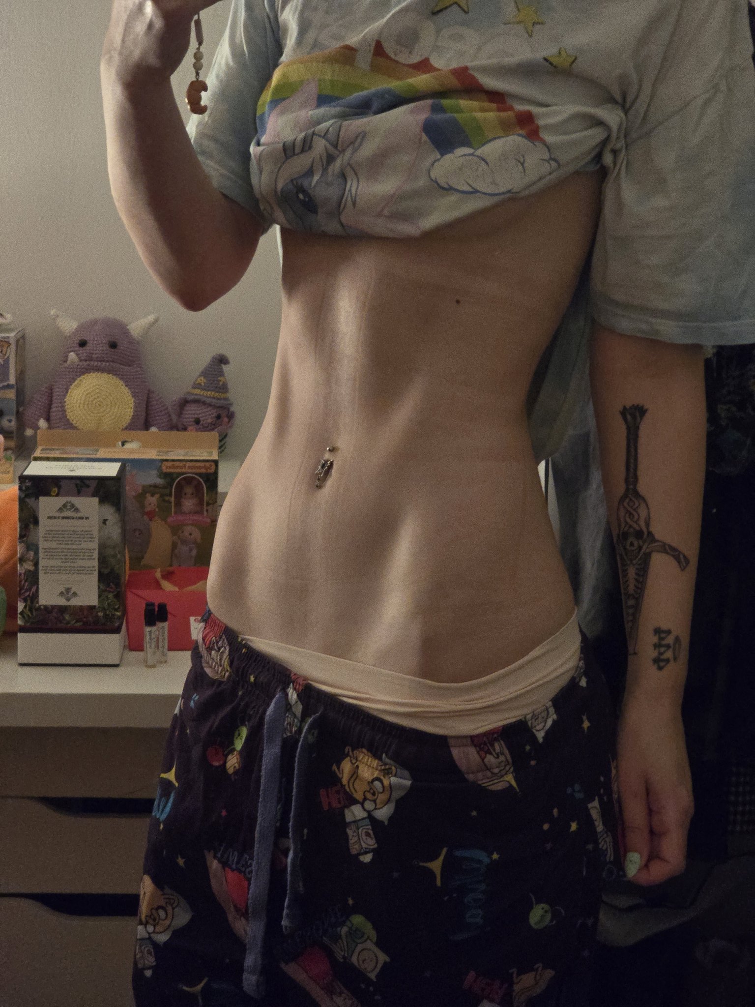 Hoe with a curvy body