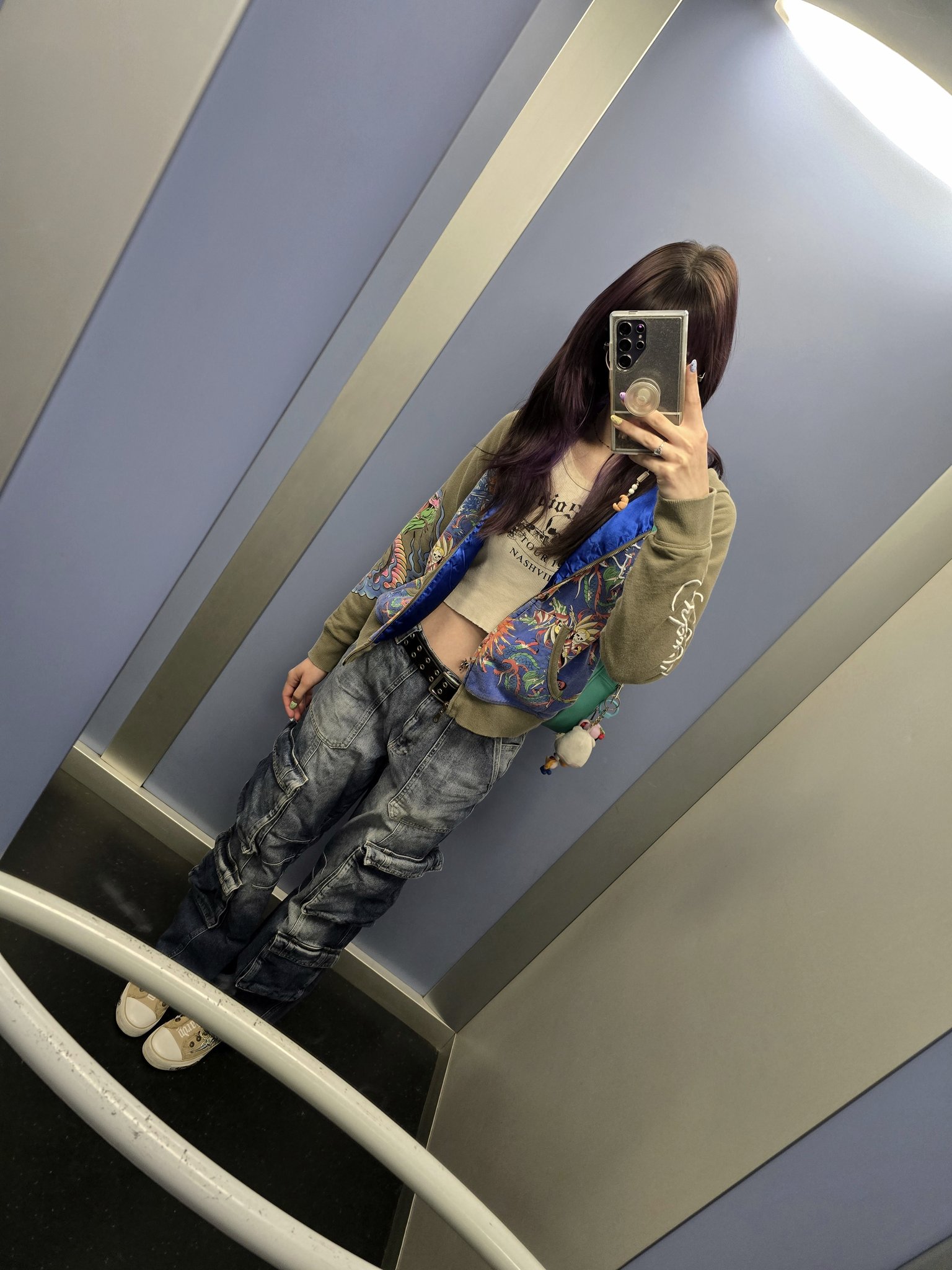 Hoe with a curvy body