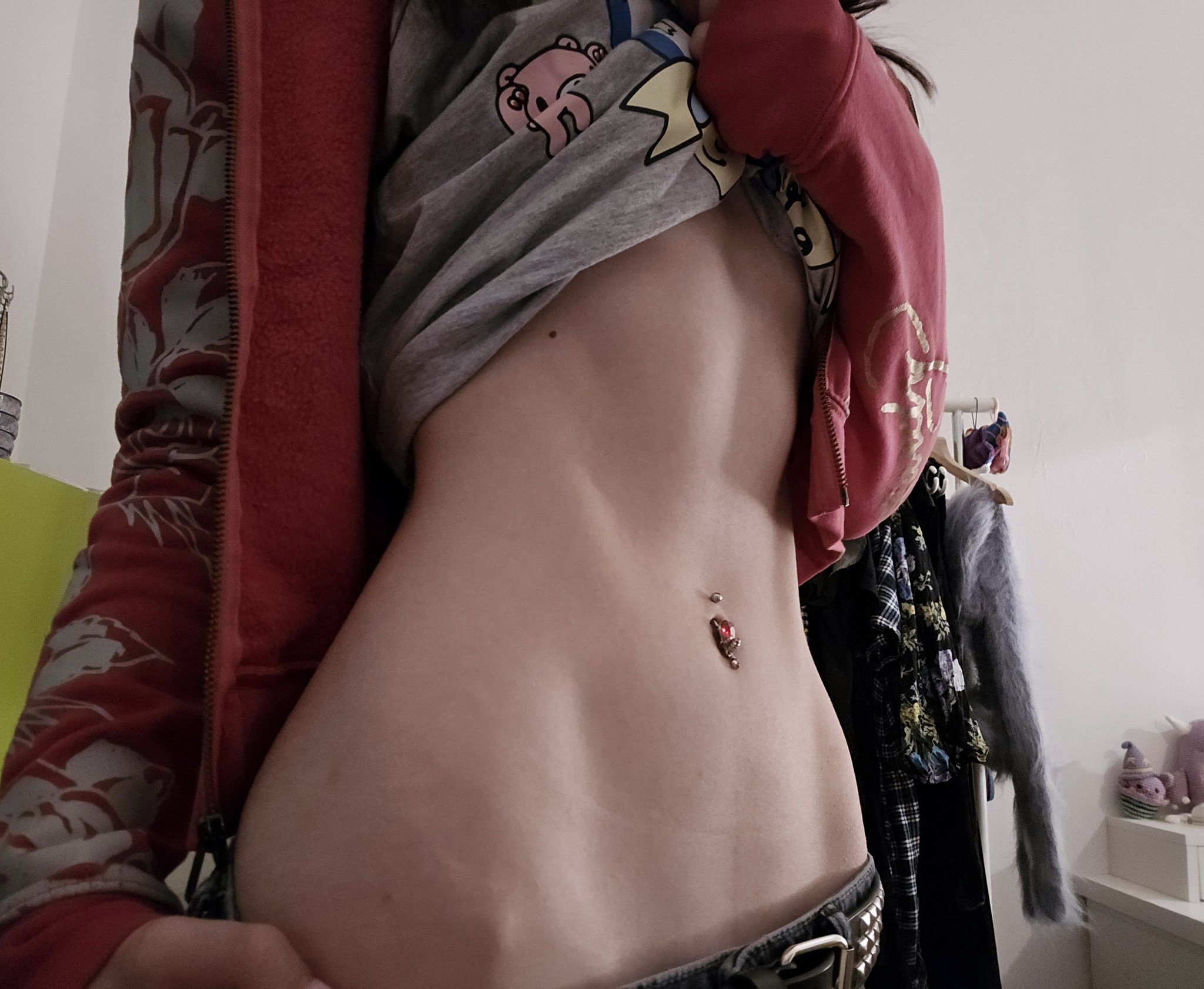 Hoe with a curvy body