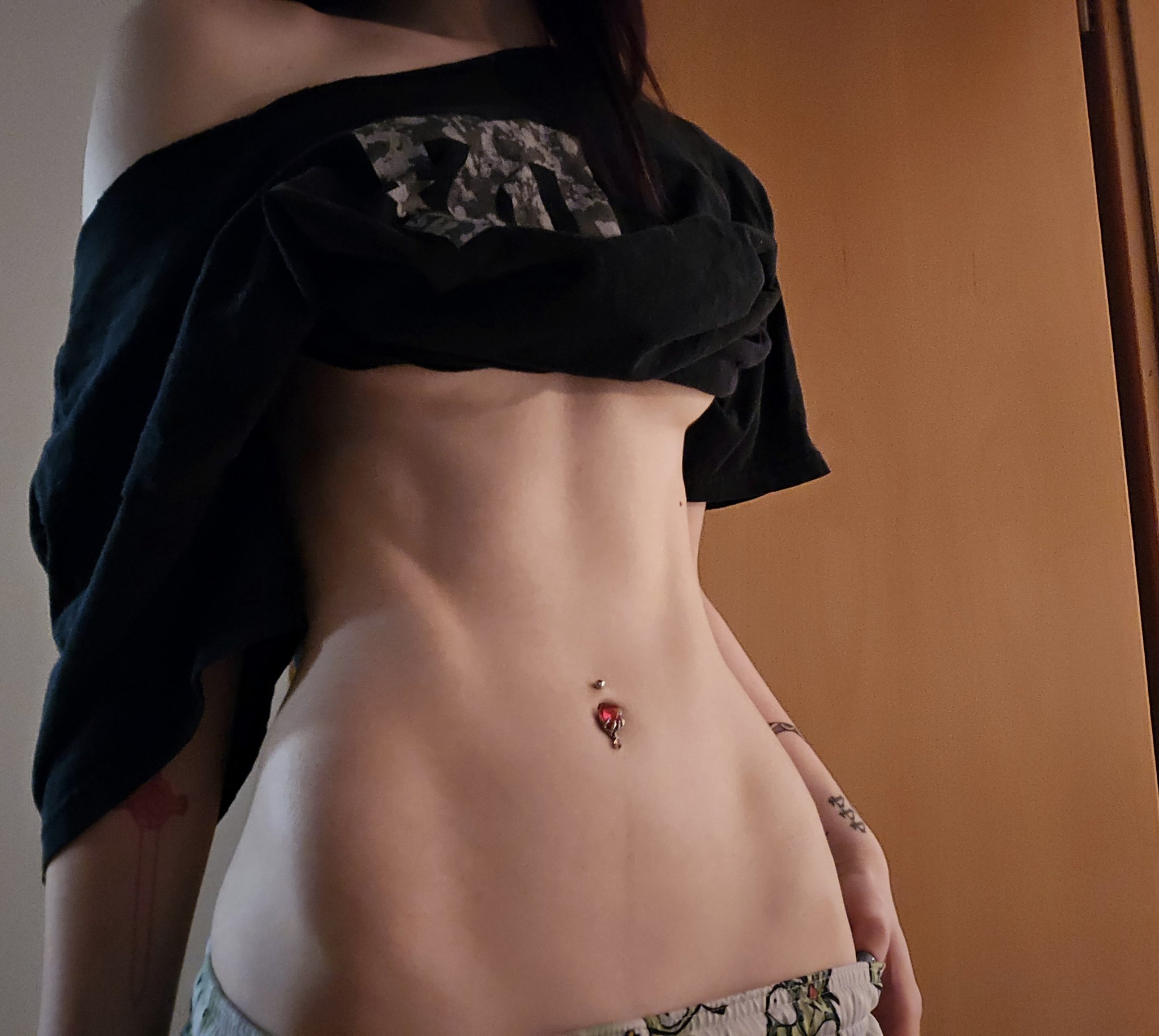 Hoe with a curvy body