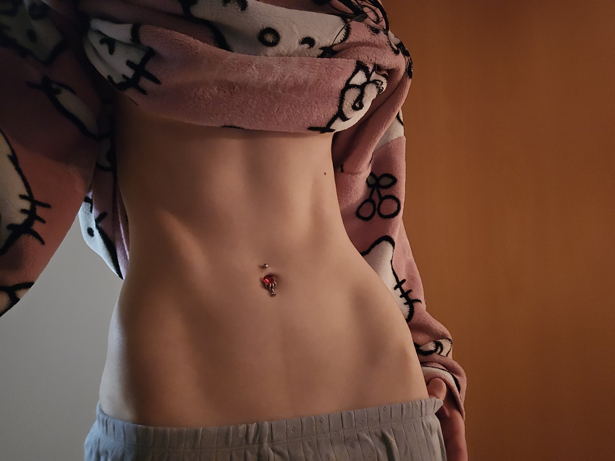 Hoe with a curvy body