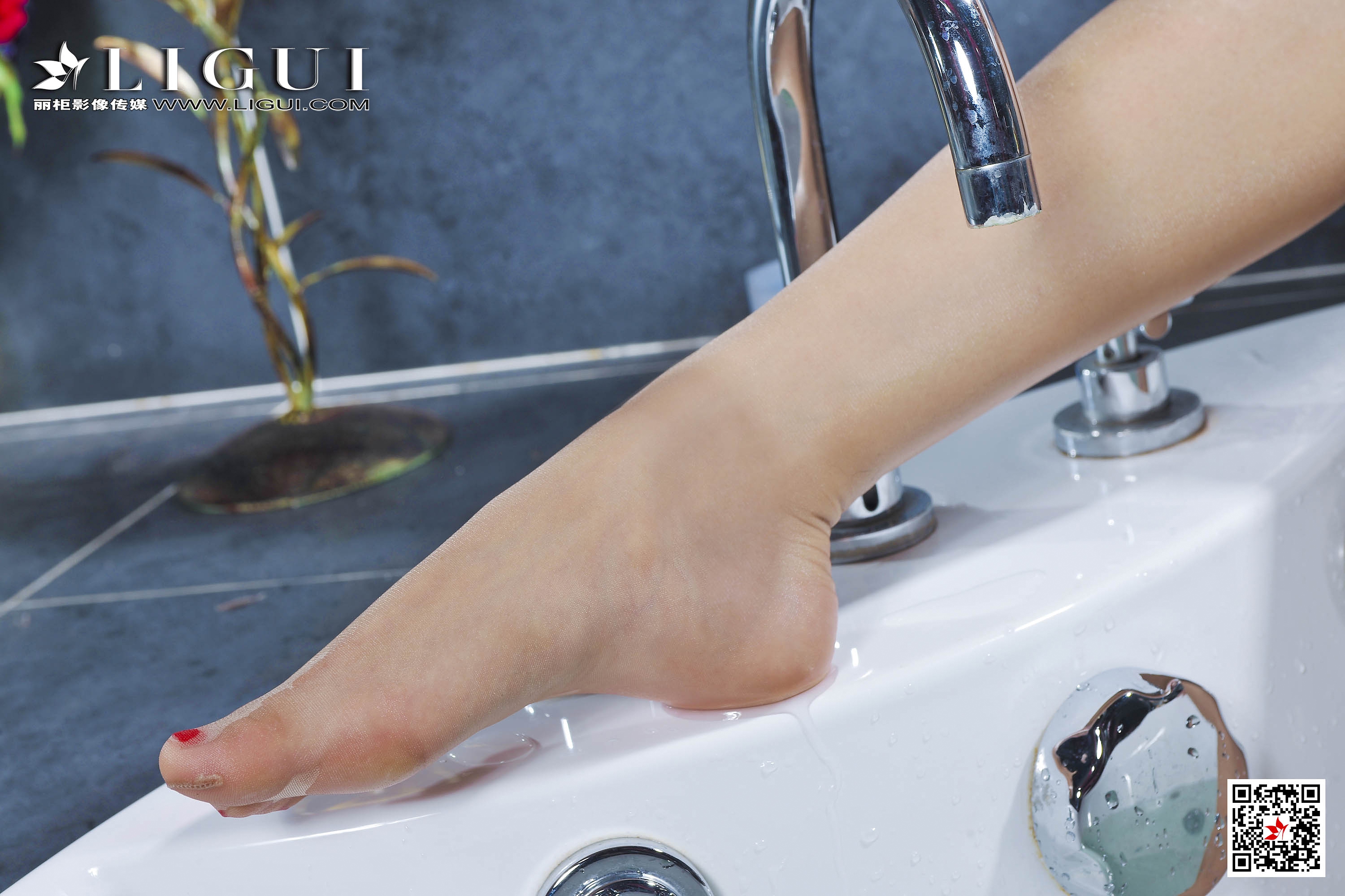 pretty lady dirty feet 149