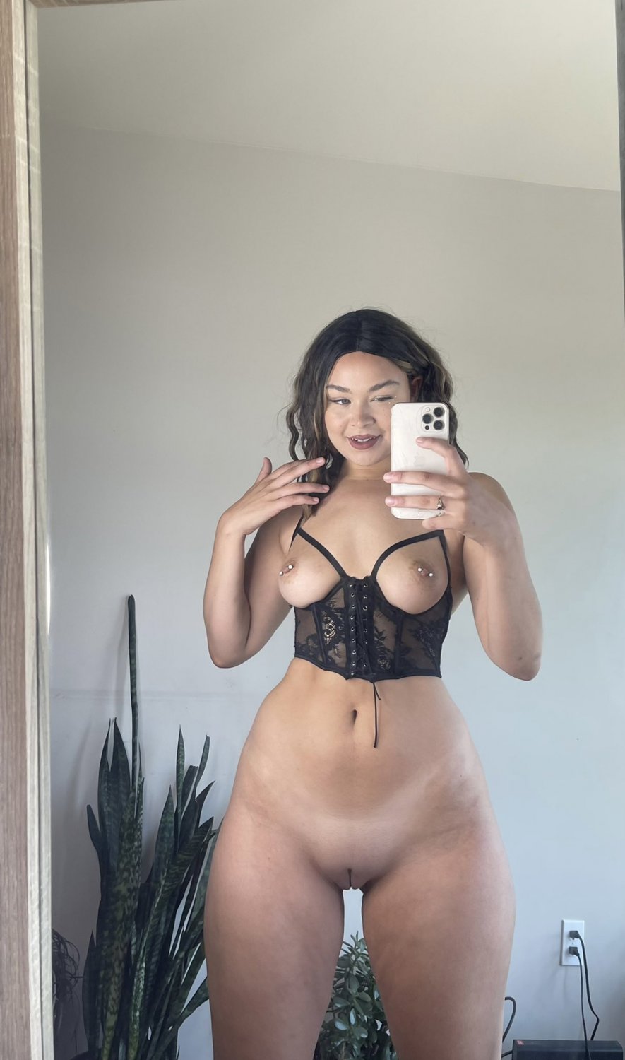 Webslut with wide hips