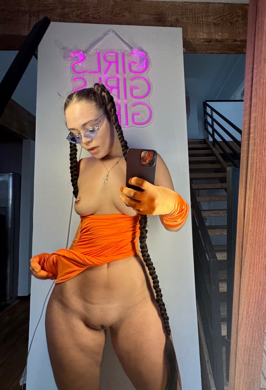 Webslut with wide hips