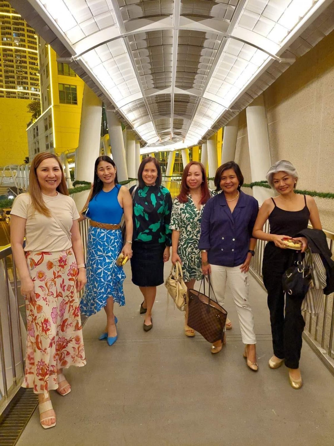 FILIPINA LOVES TO SHOW