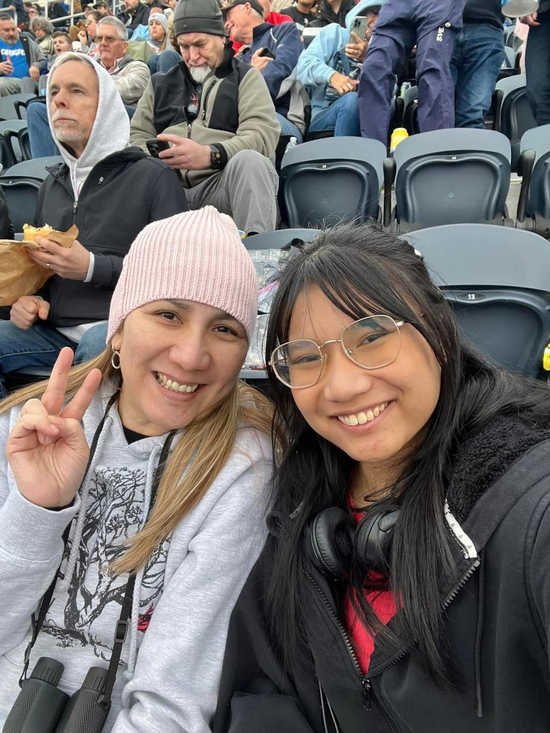 FILIPINA LOVES TO SHOW