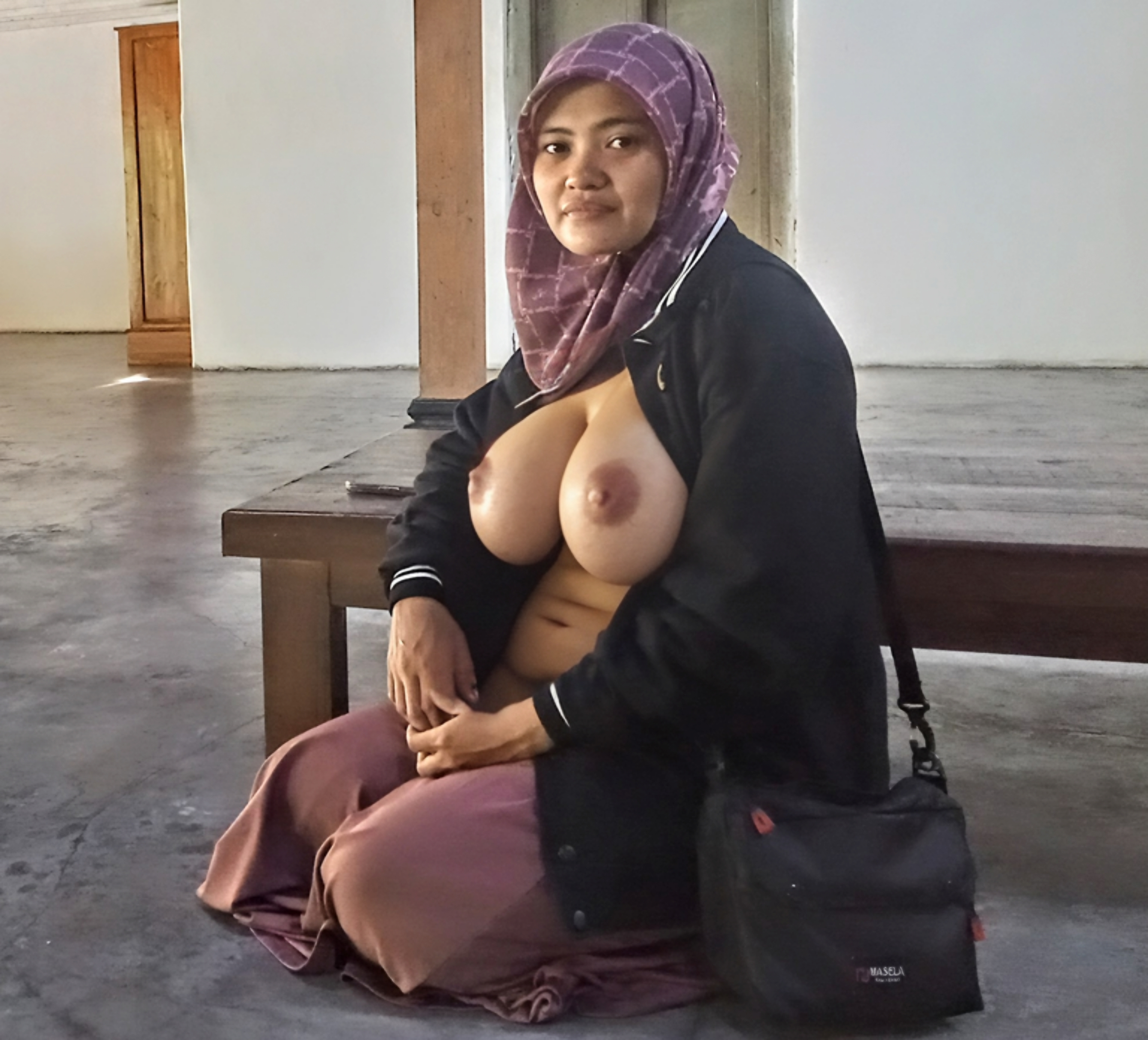 Guru RA KM Ngreco telanjang