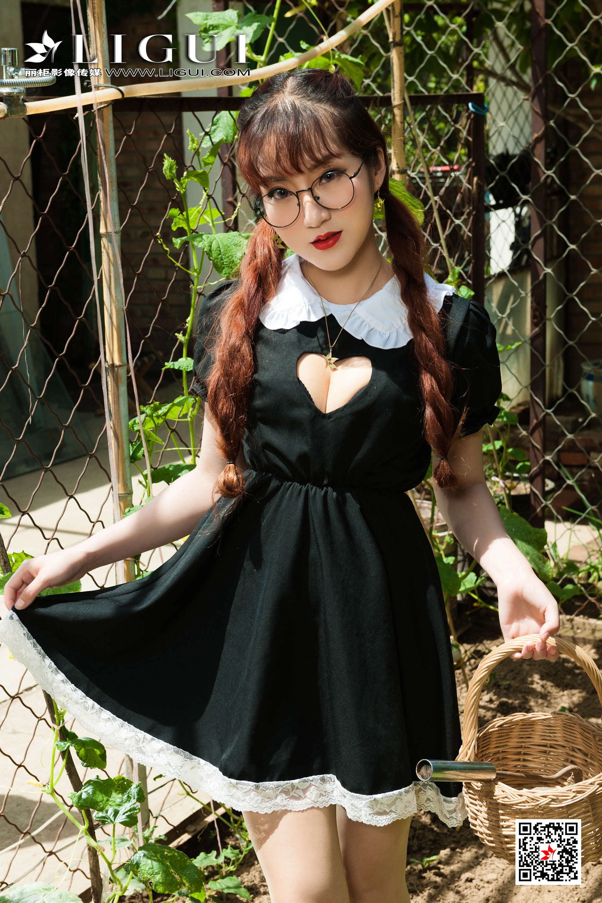 pretty lady dirty feet 159