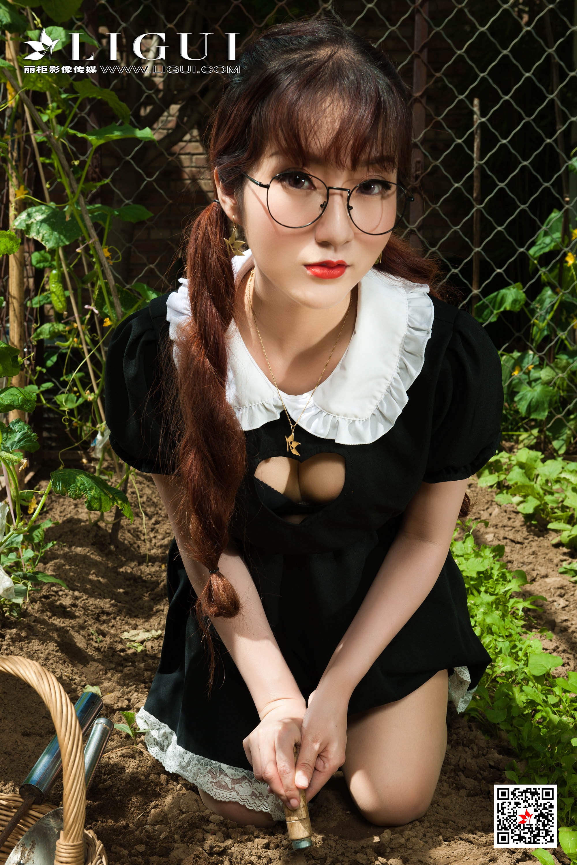 pretty lady dirty feet 159