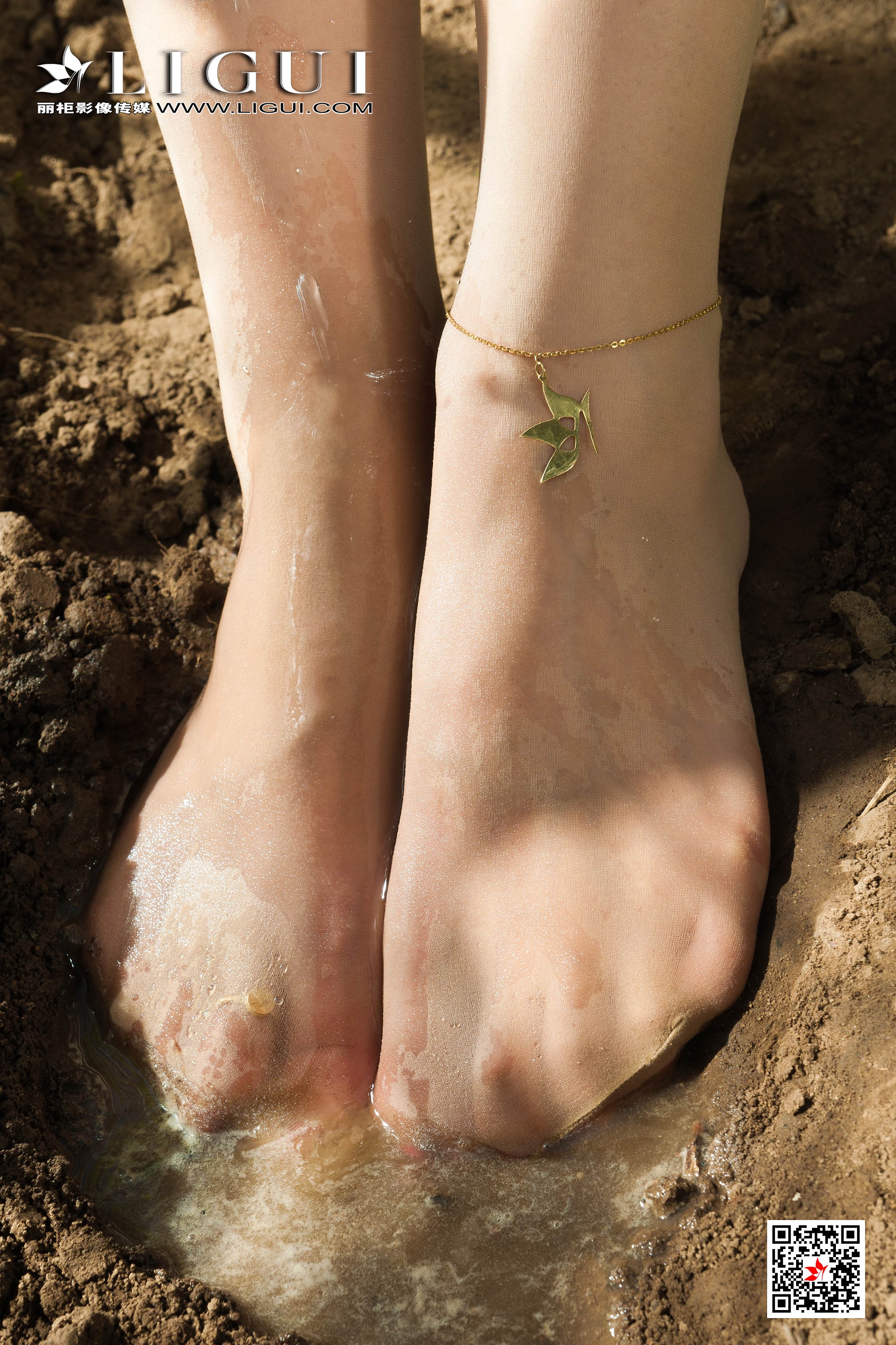 pretty lady dirty feet 159