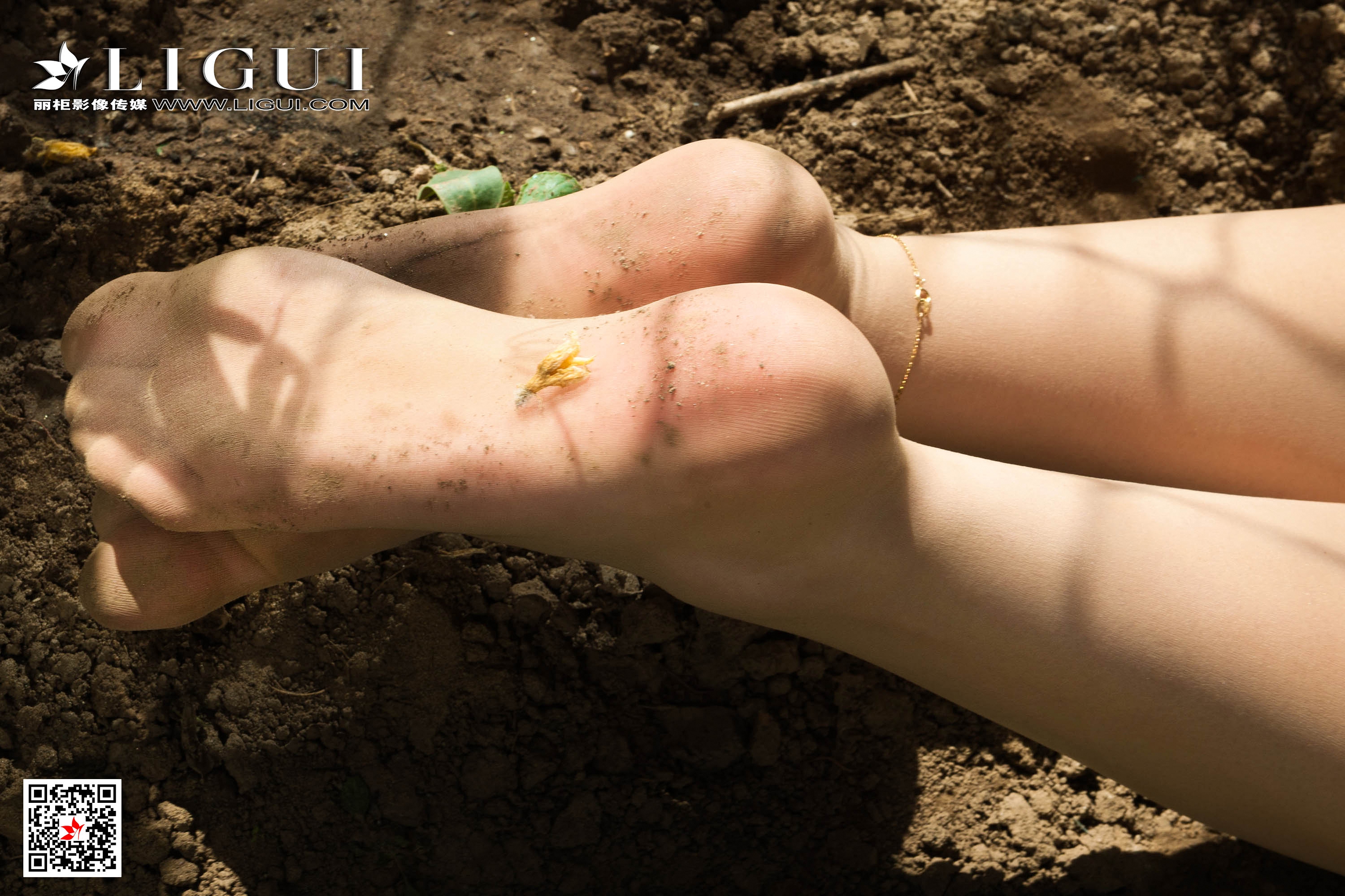 pretty lady dirty feet 159