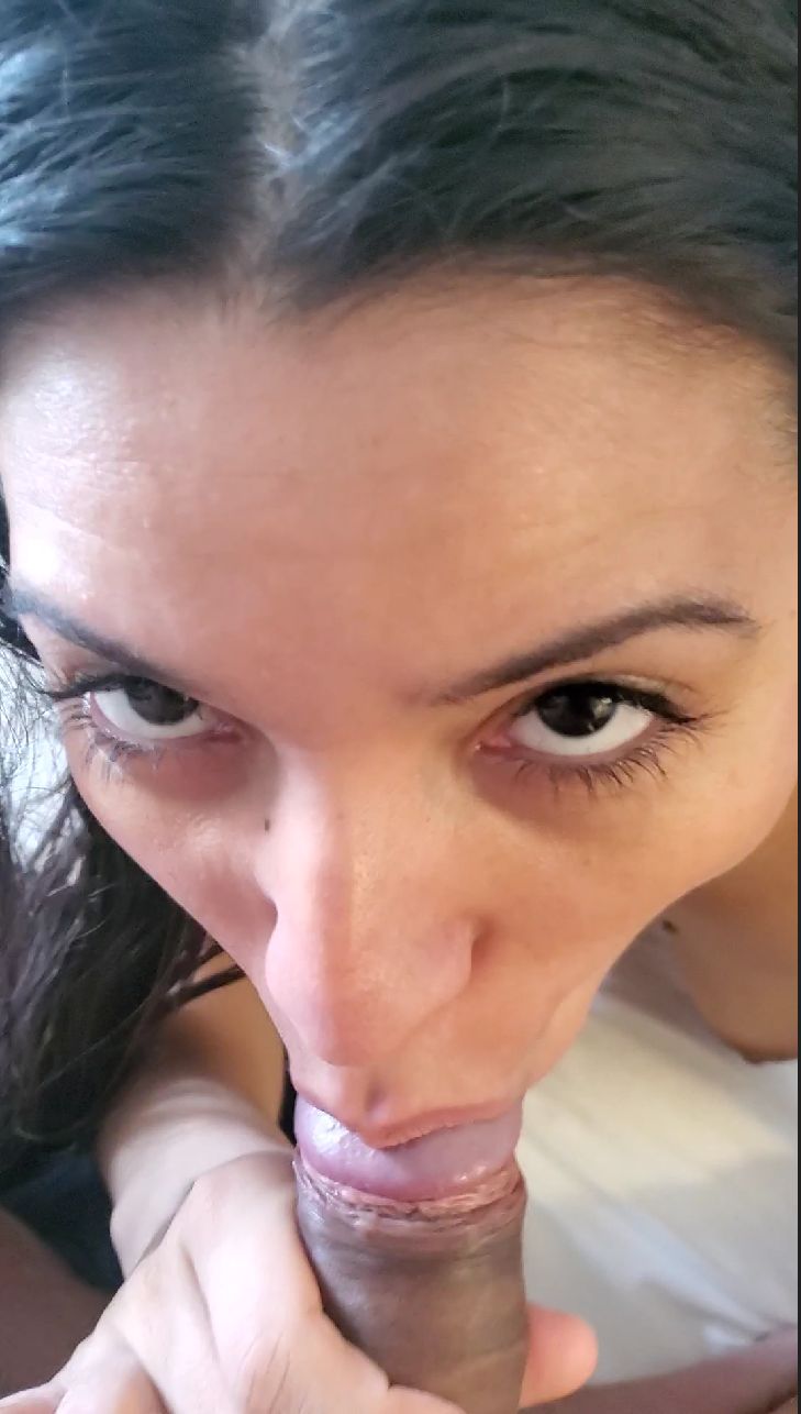 Sucking Cock Amateur Daniela Duran gives blowjob