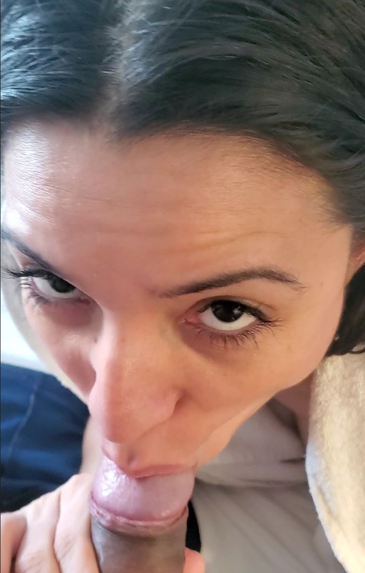 Sucking Cock Amateur Daniela Duran gives blowjob