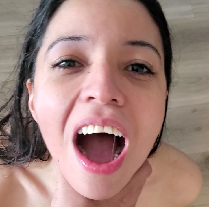 Sucking Cock Amateur Daniela Duran gives blowjob