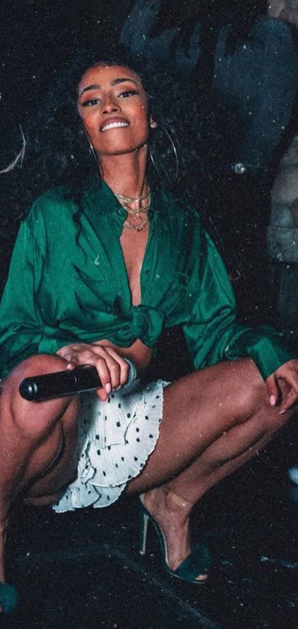 Chicks Spreading It 49