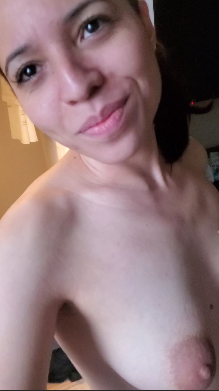 Daniela Duran walks around naked in a hotel room