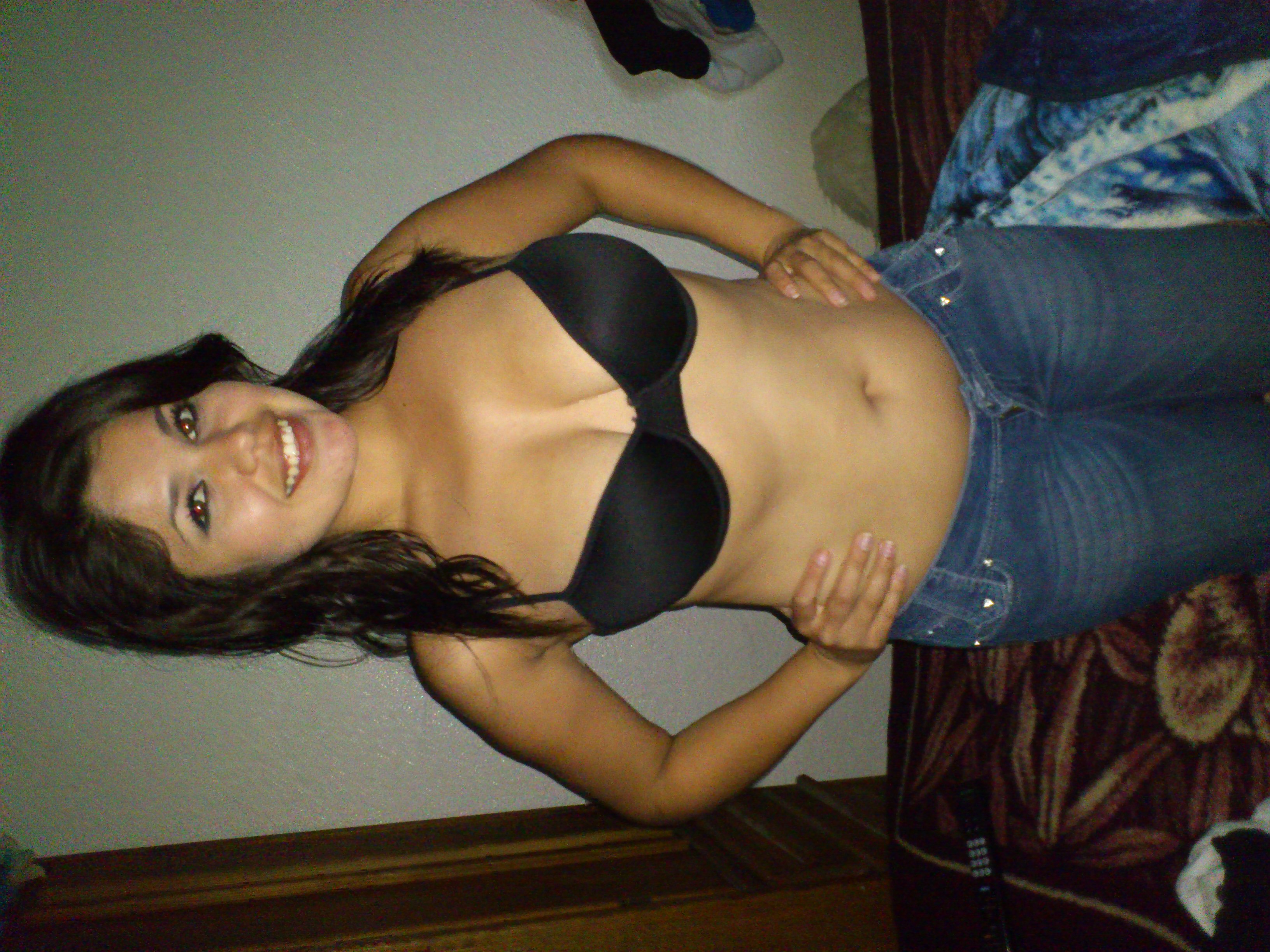 Luciendo tetas en su bra negro