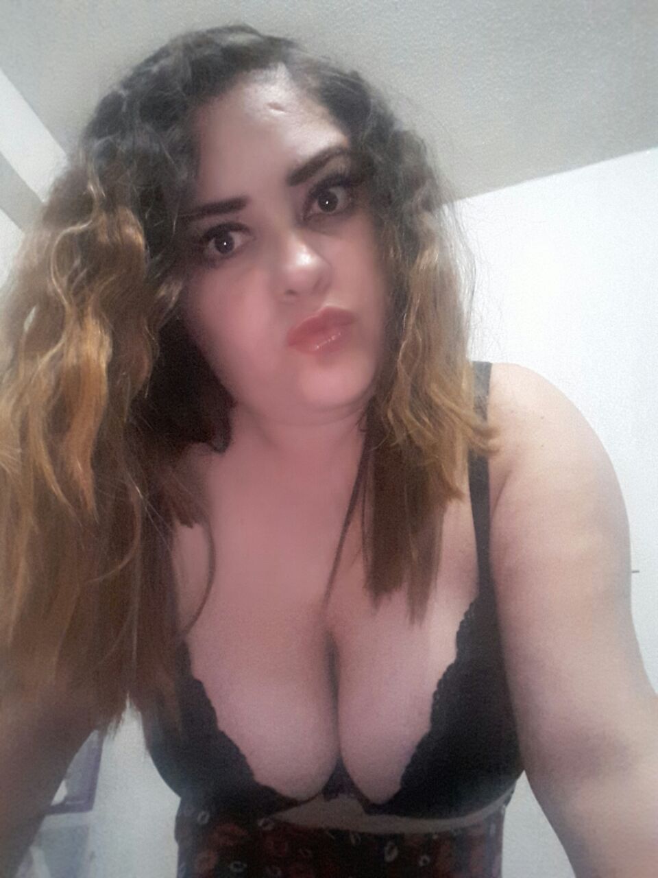 Luciendo su bra negro Tetona 38 DD amiga de la UABC