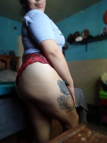 Mostrando el culito de la buena Elizabetth