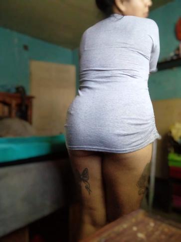 Mostrando el culito de la buena Elizabetth