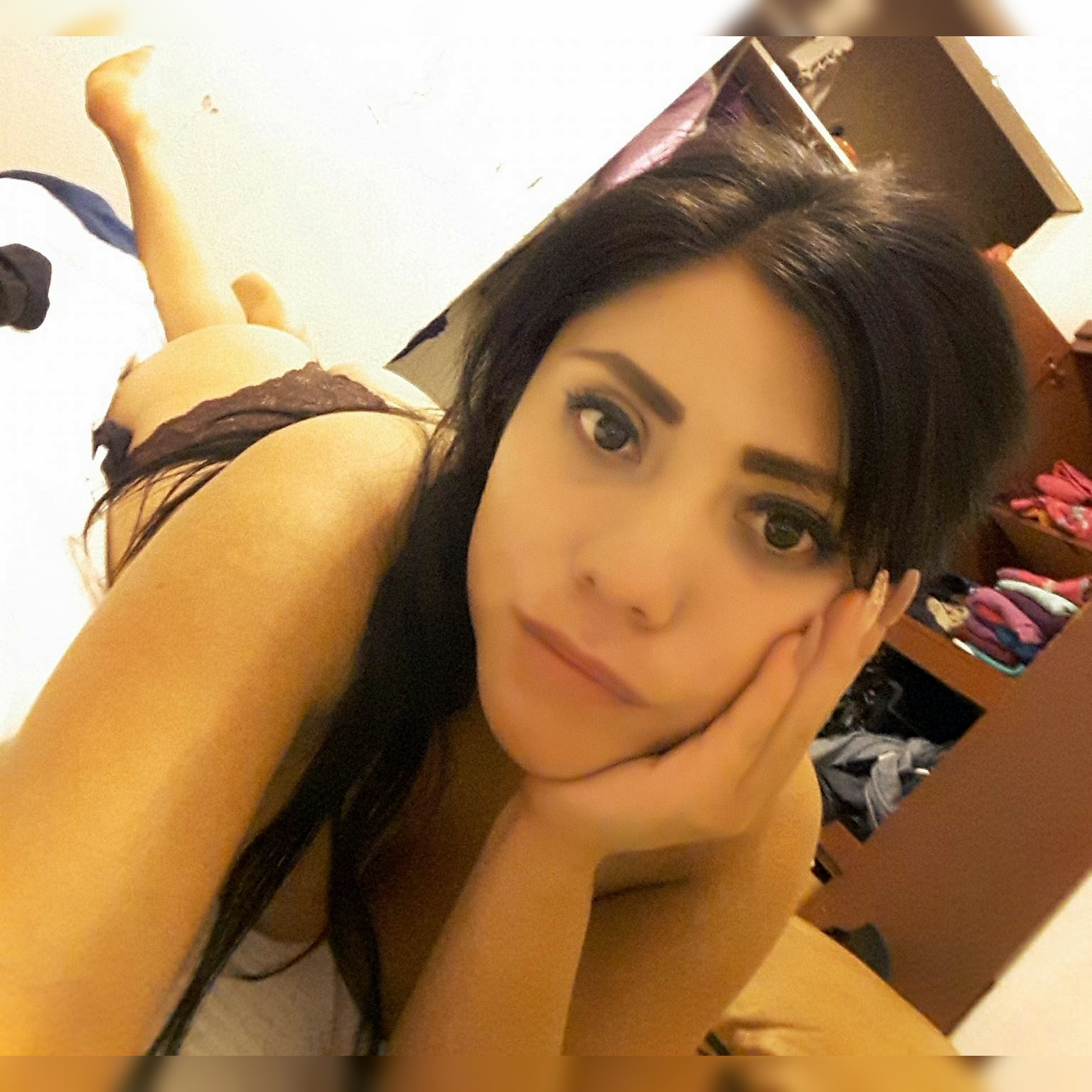 Luciendo las tetas y su culito en tanga negra