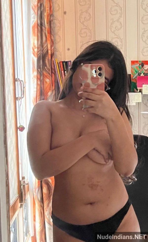 Delhi Babe Showing Boobs