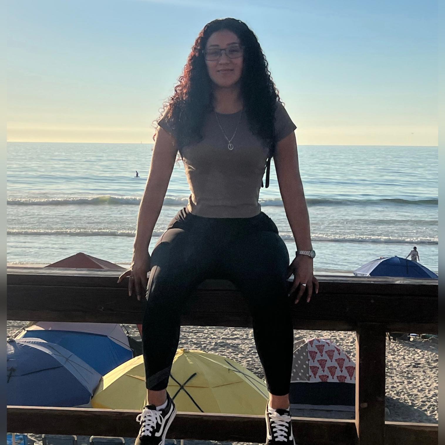 Silvia Robles milf piernuda