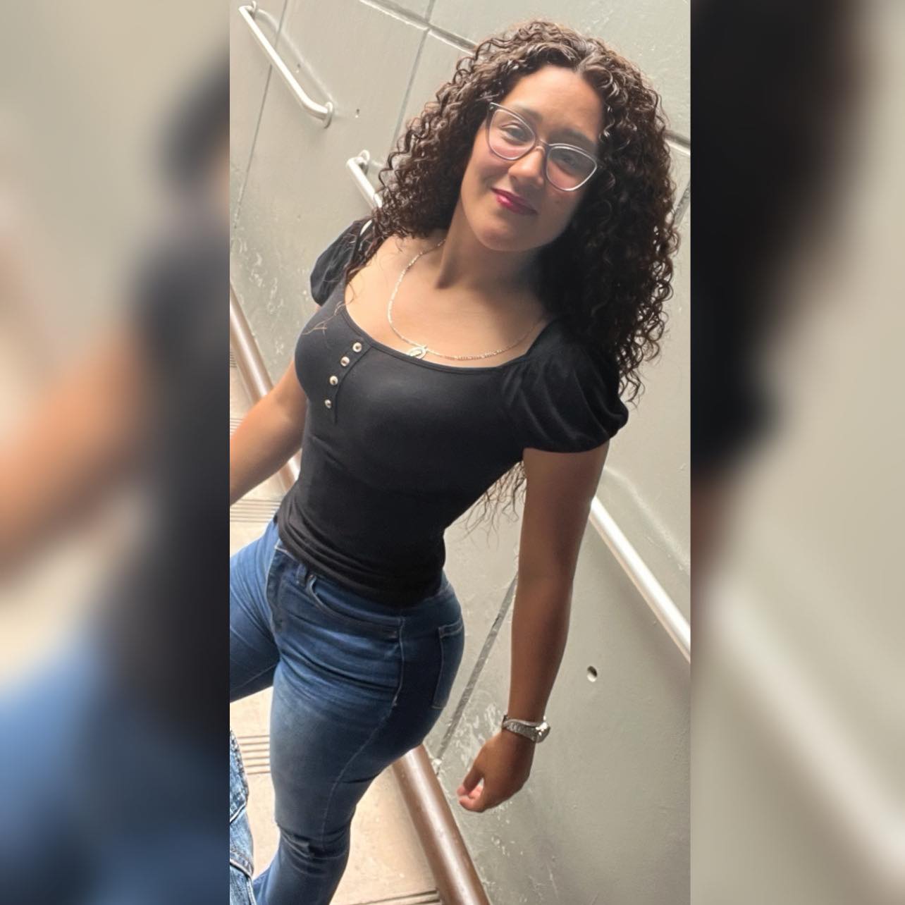 Silvia Robles milf piernuda