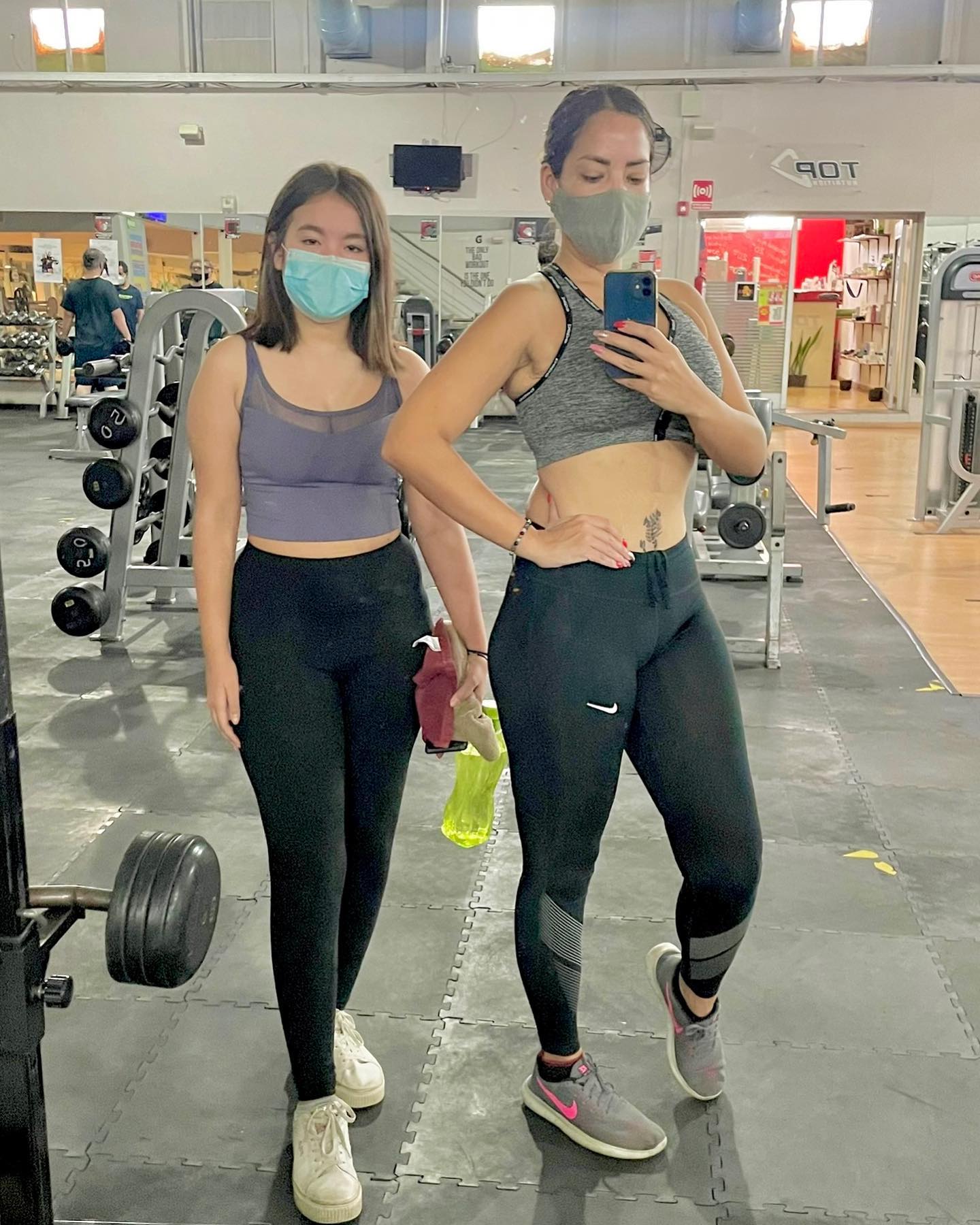 Madre e Hija luciendo sexys en bikini esperando cliente