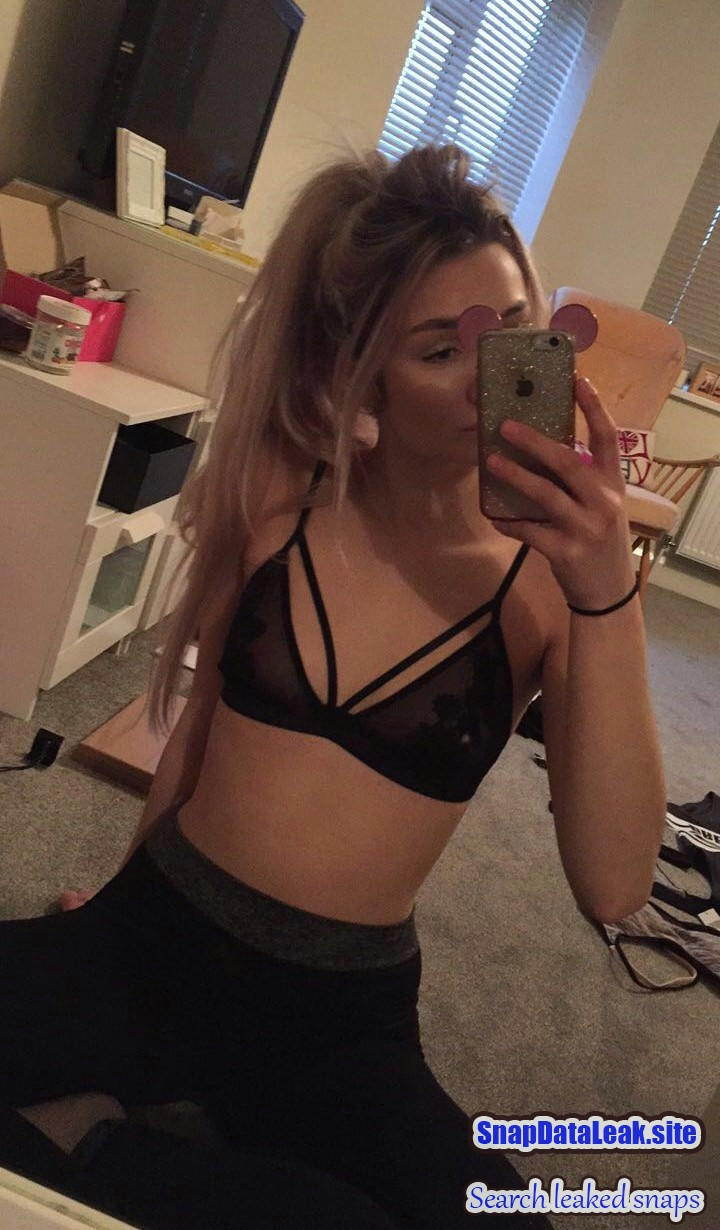Hot blonde tiktok slut loves to show off