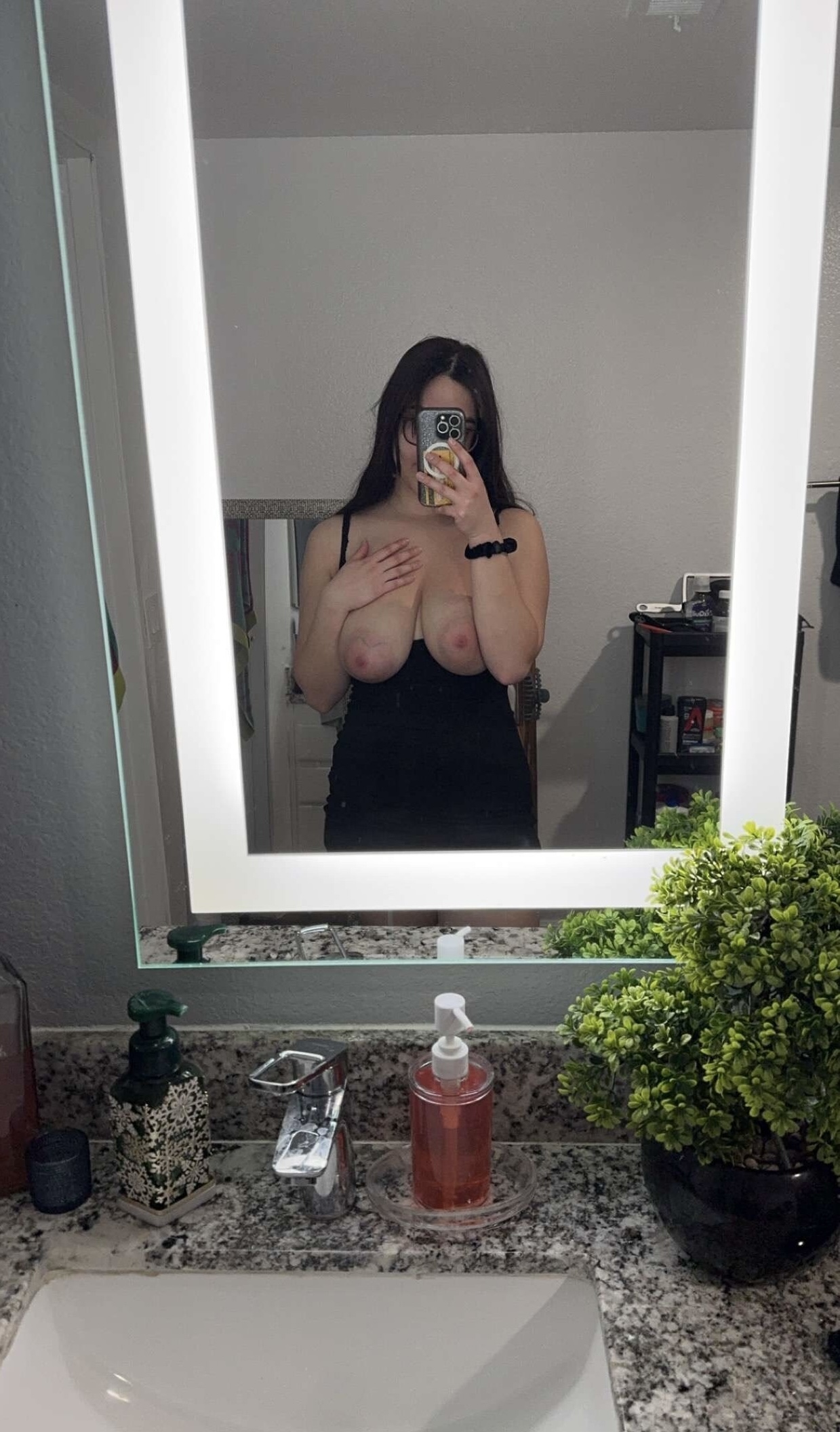 Webslut showing off her body