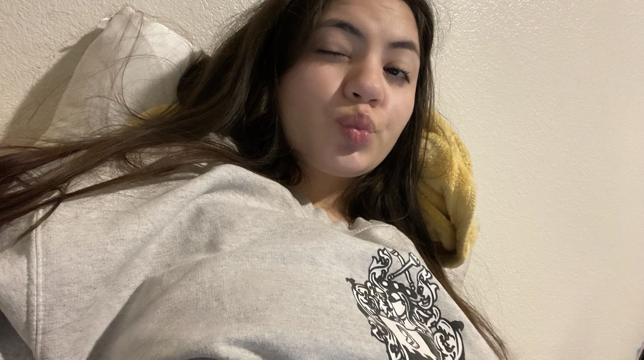 Fuckslut spreading her holes