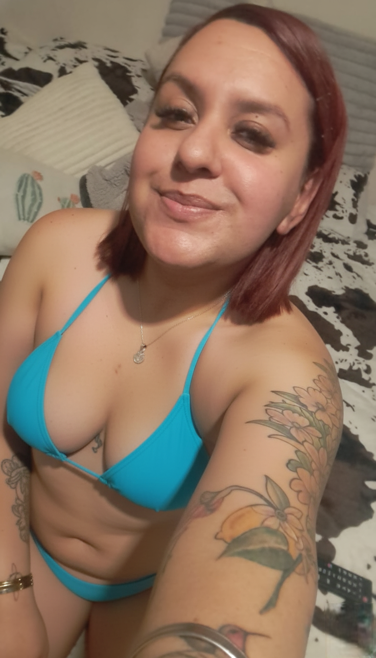 Luciendo su bikini azul