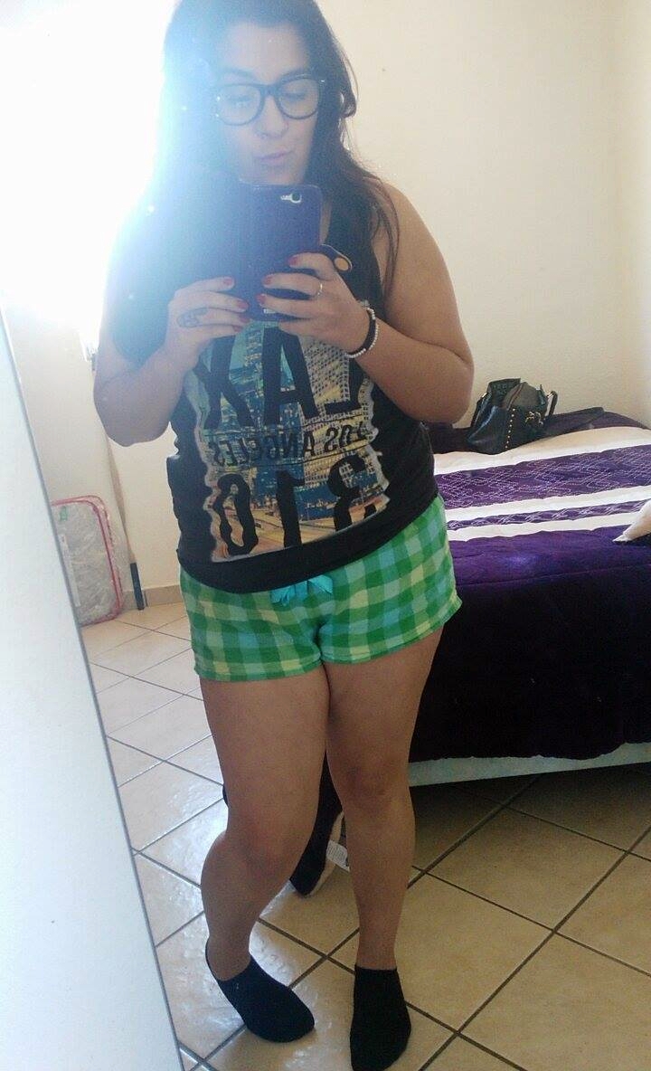 Luciendo el bikini rosa en su cuarto