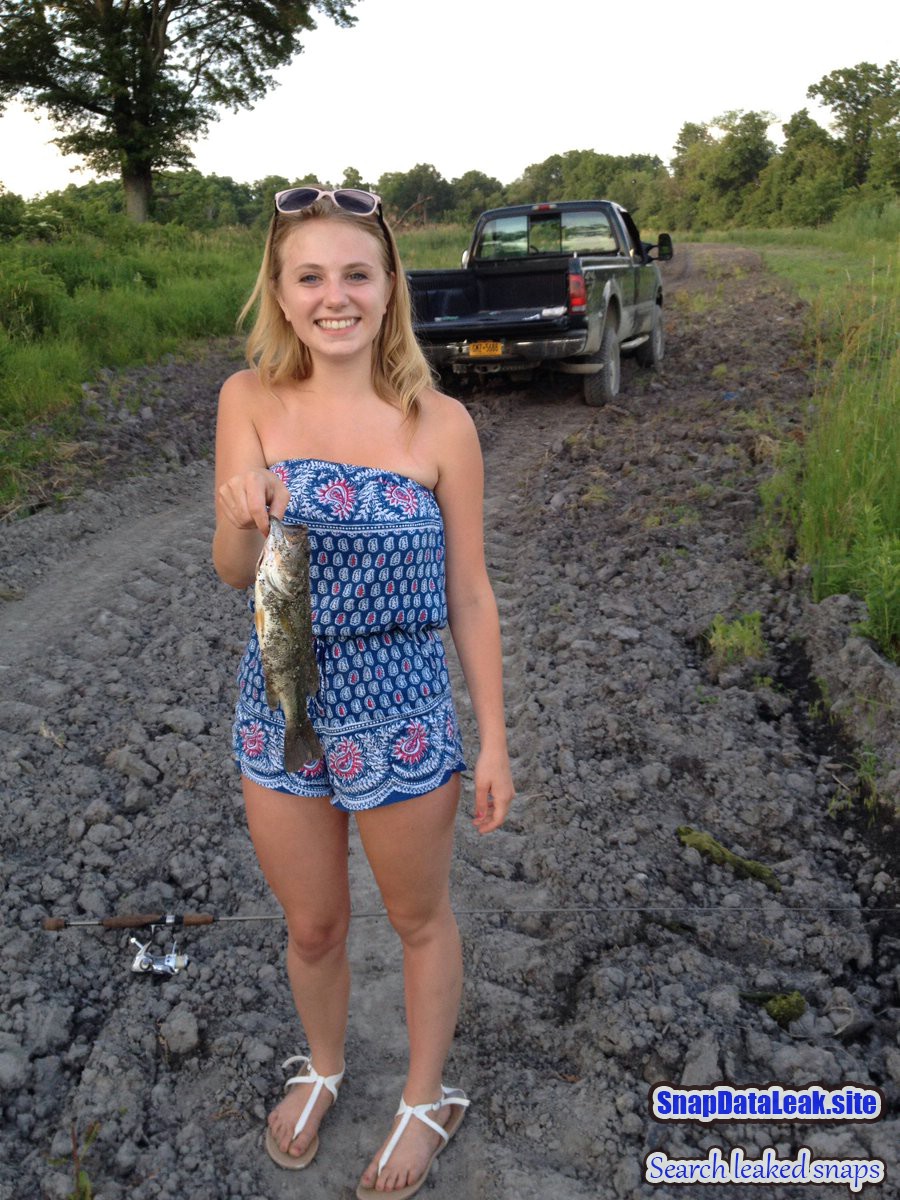 Slim thicc blonde teen Snapchat tease