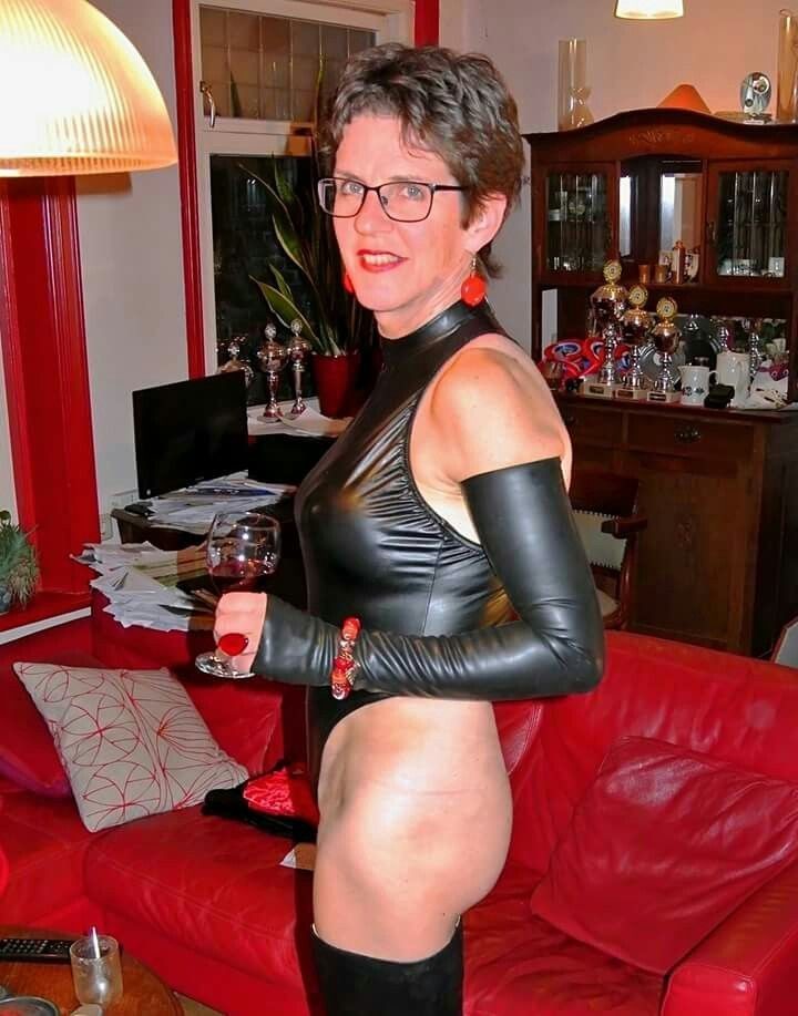 MA FEMME EN TENUE DE PUTE