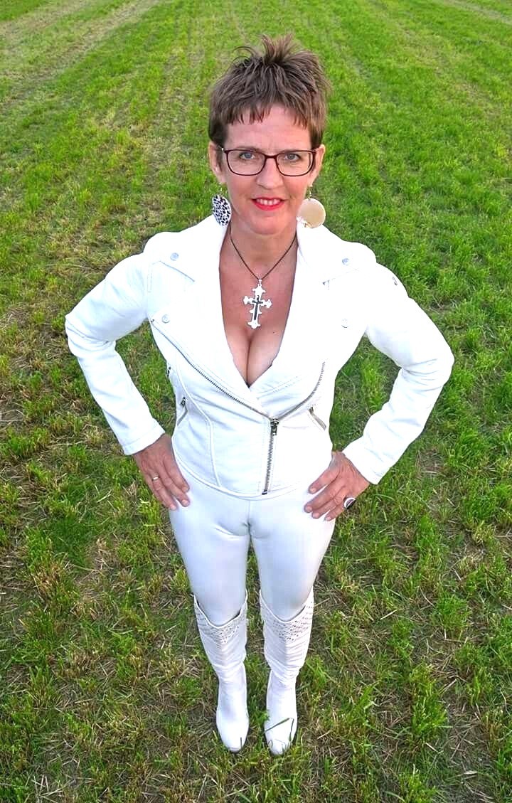 MA FEMME EN TENUE DE PUTE