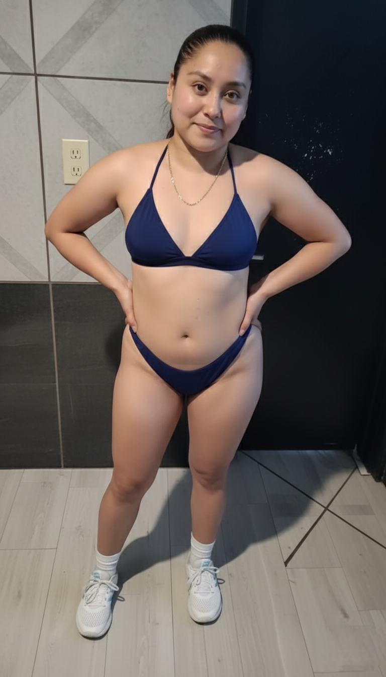 en su casa luciendo bikini